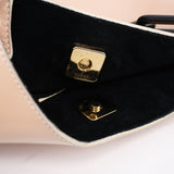 Gucci Schultertasche mit Kette aus Lackleder in Beige