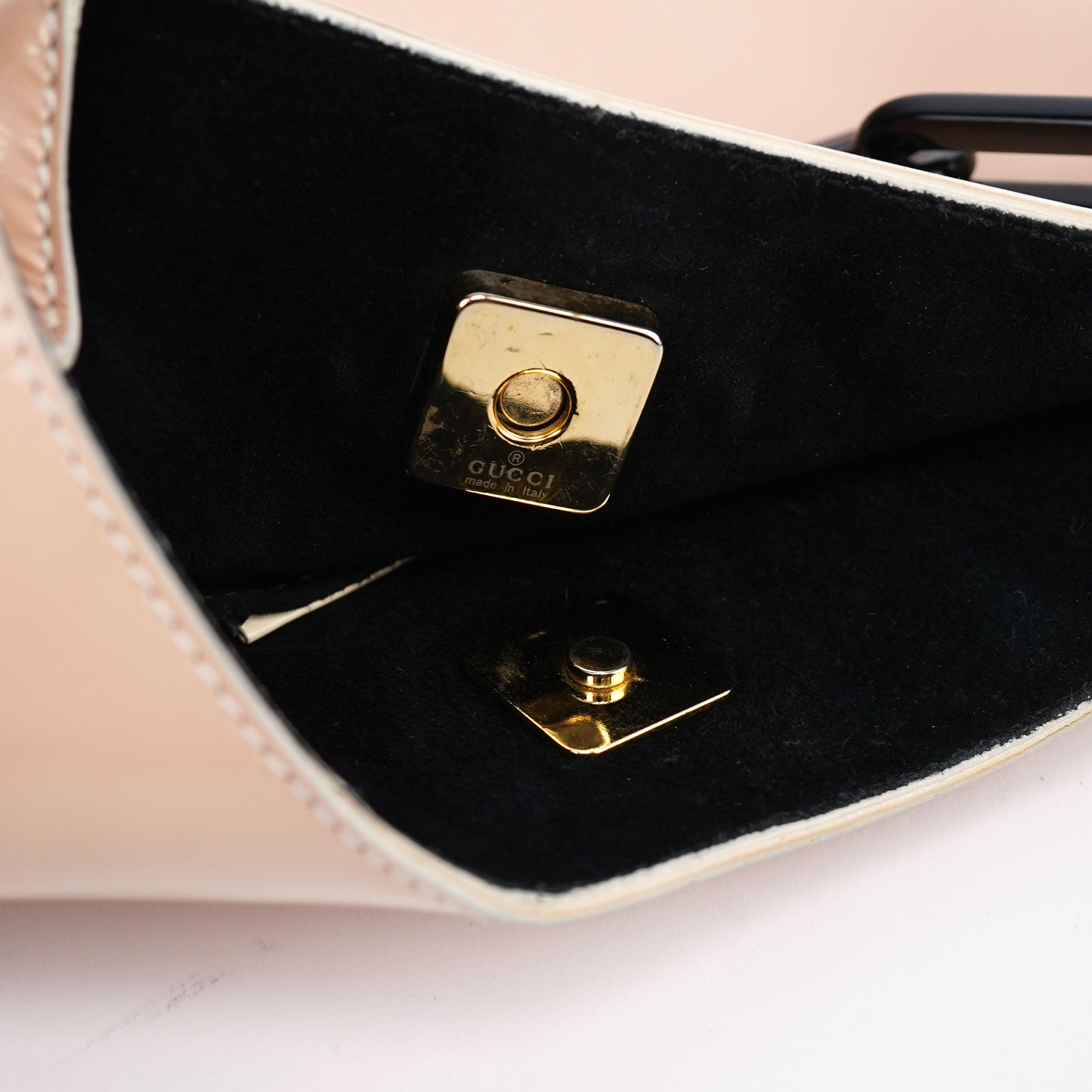Gucci Schultertasche mit Kette aus Lackleder in Beige