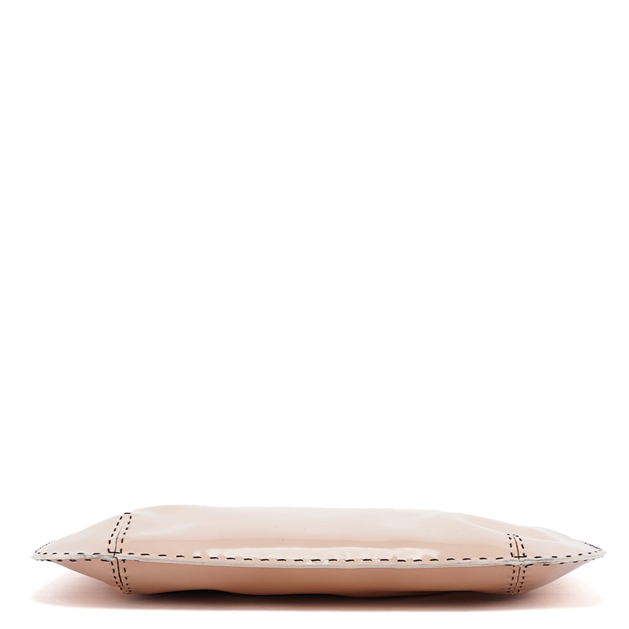 Gucci Schultertasche mit Kette aus Lackleder in Beige