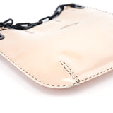 Gucci Schultertasche mit Kette aus Lackleder in Beige