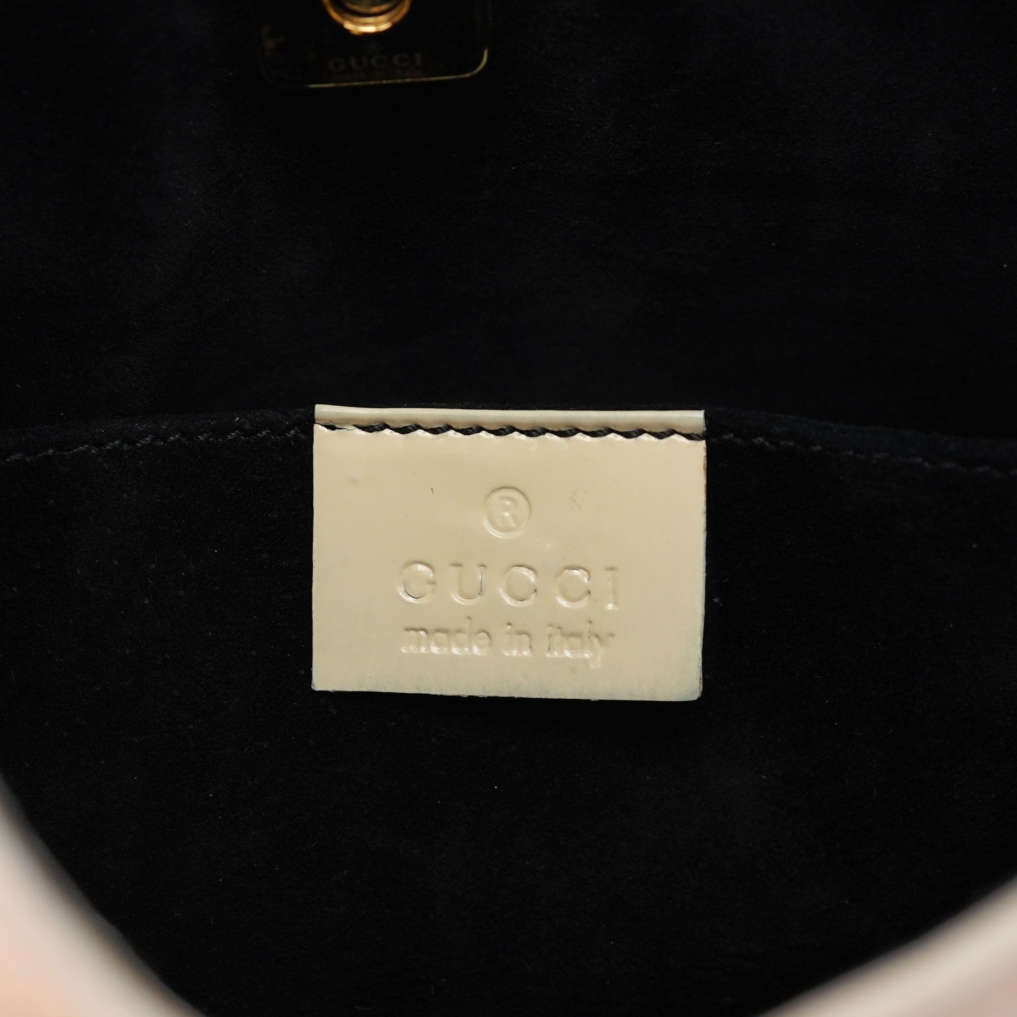 Gucci Schultertasche mit Kette aus Lackleder in Beige