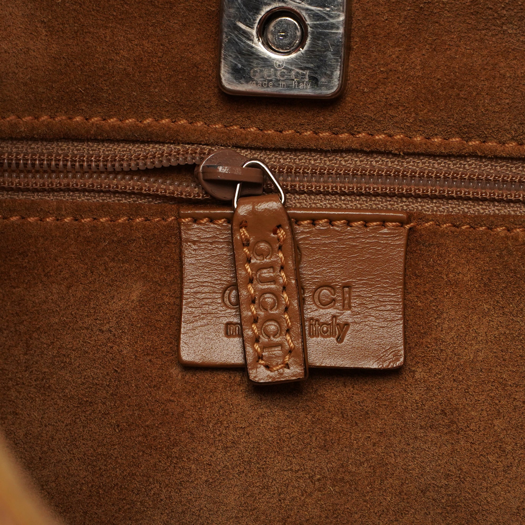 Gucci Schultertasche aus beigem Veloursleder
