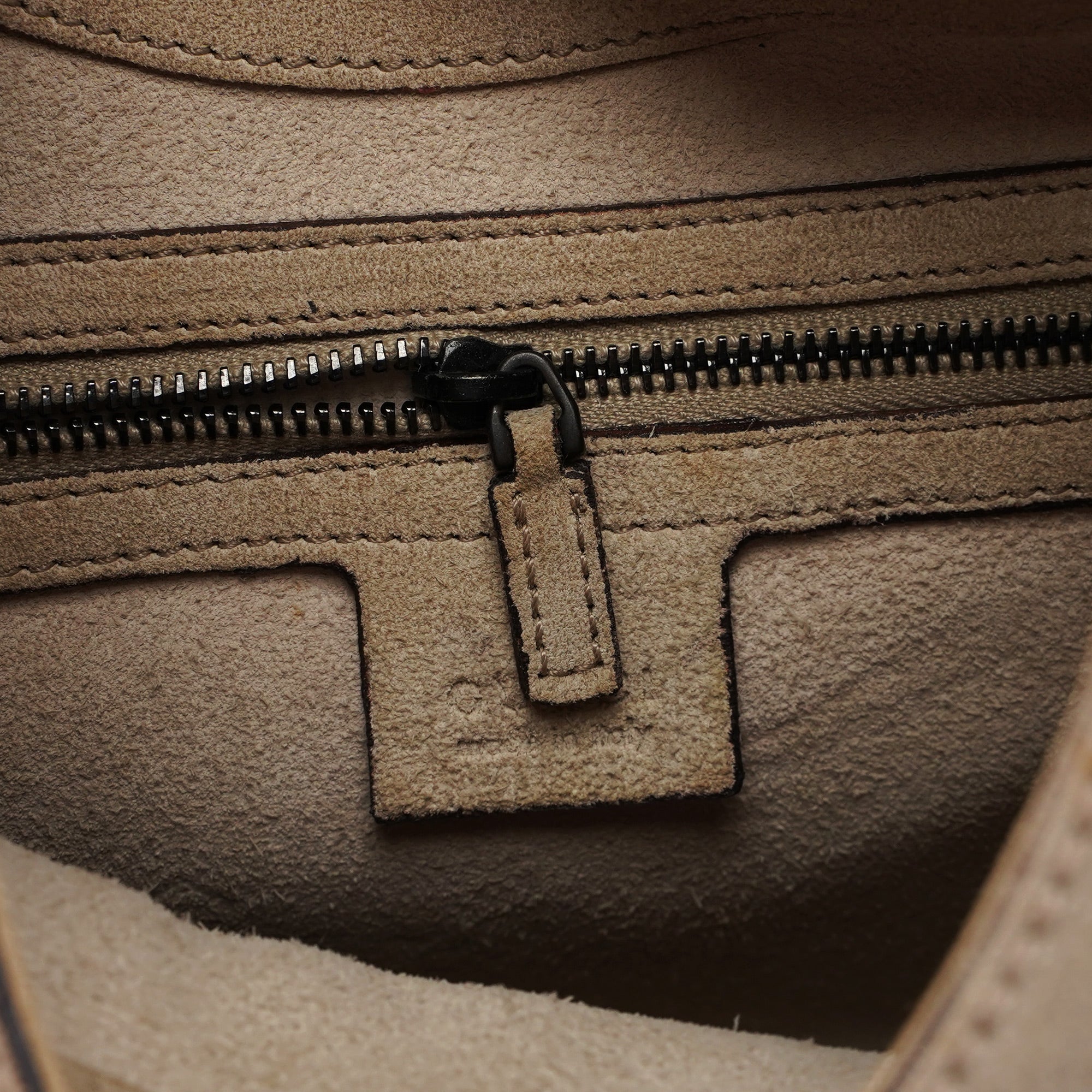 Gucci Schultertasche aus Veloursleder in Beige mit Holzhenkel