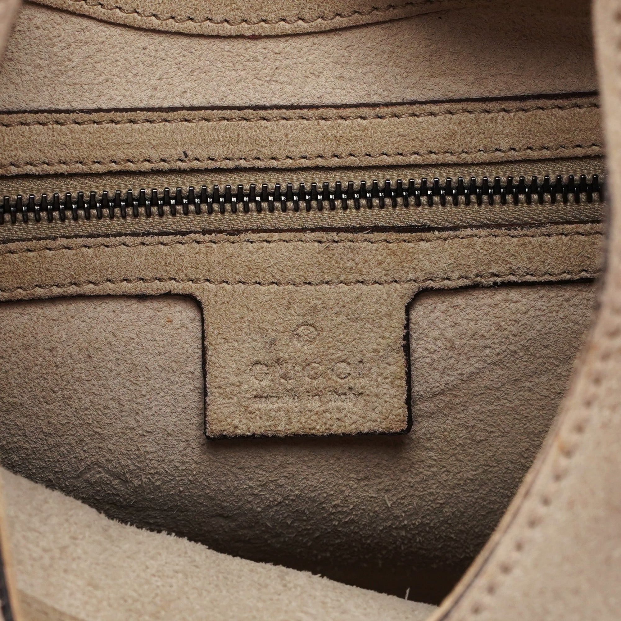 Gucci Schultertasche aus Veloursleder in Beige mit Holzhenkel