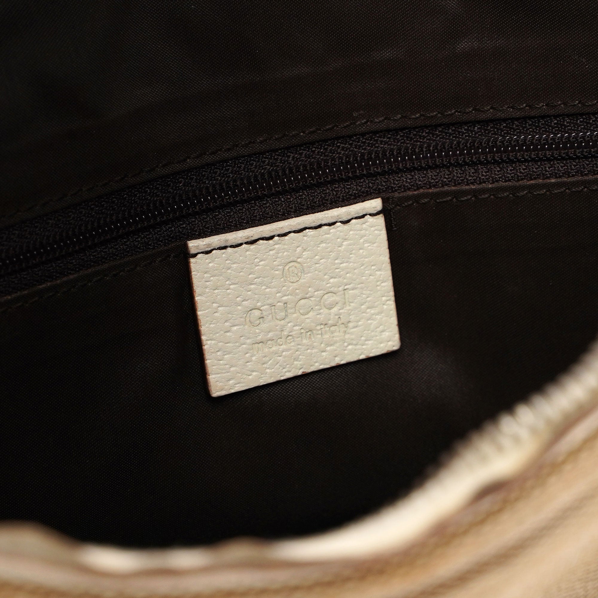 Gucci Schultertasche aus Canvas in Beige und Weiß
