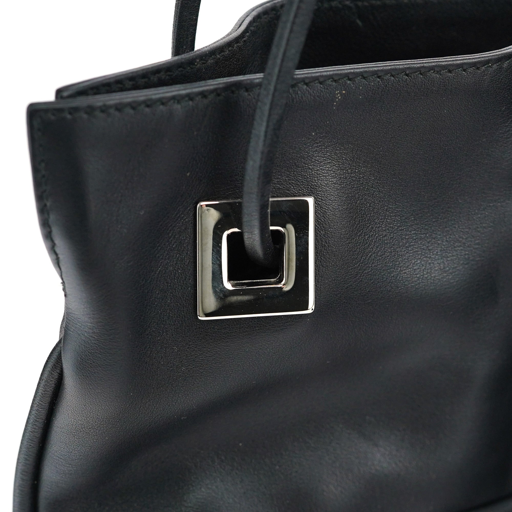 Gucci Sac porté épaule à lien coulissant et chaîne en cuir de veau noir