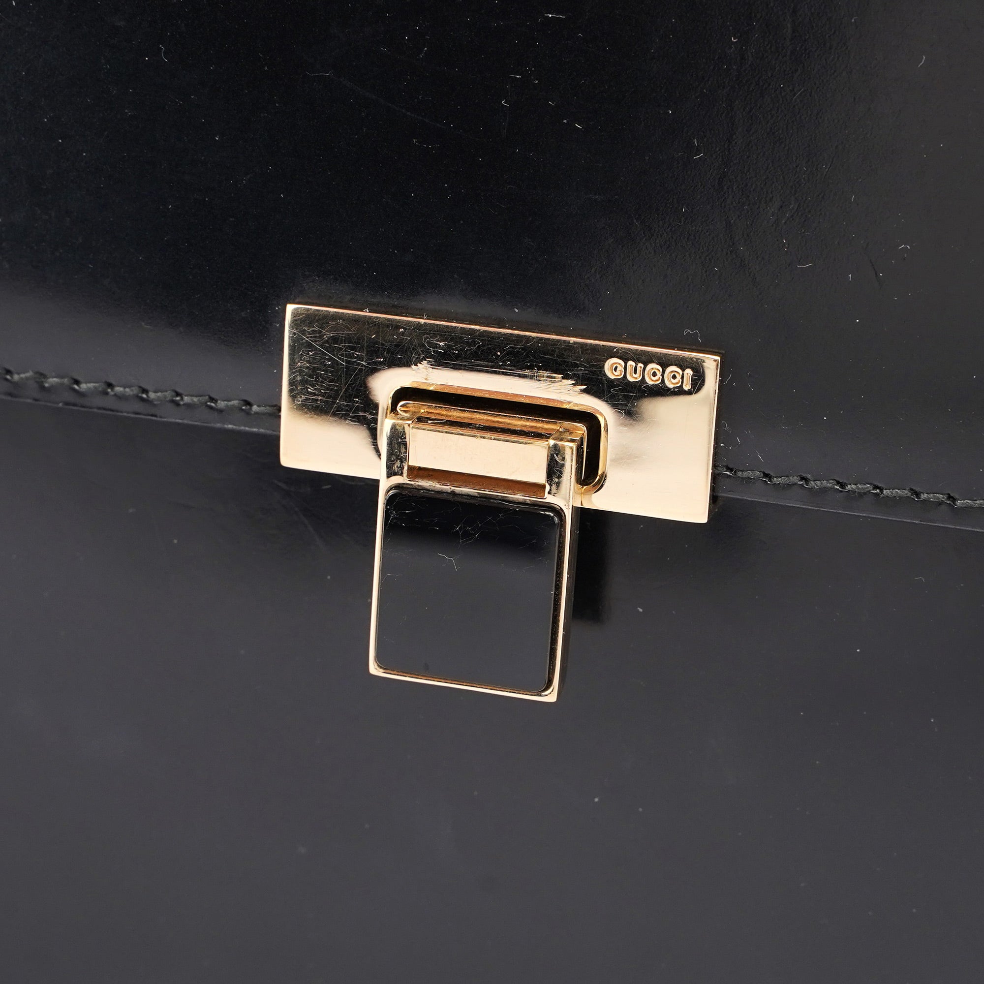 Gucci Schultertasche aus schwarzem Kalbsleder