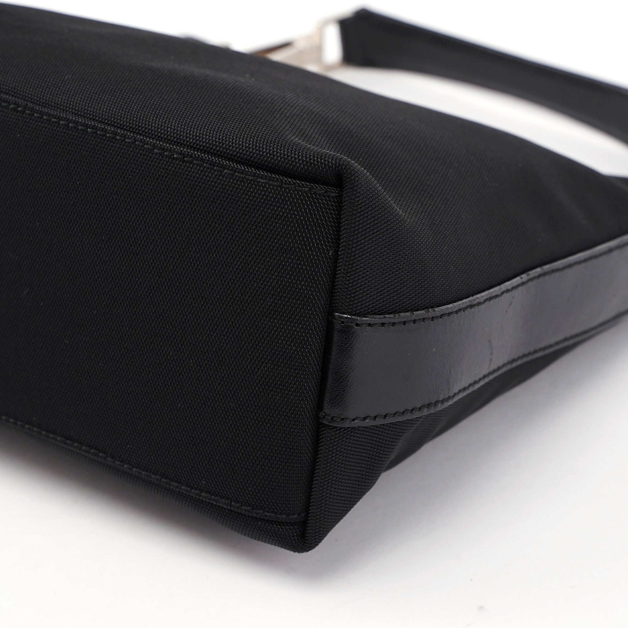 Gucci Schultertasche aus schwarzem Canvas