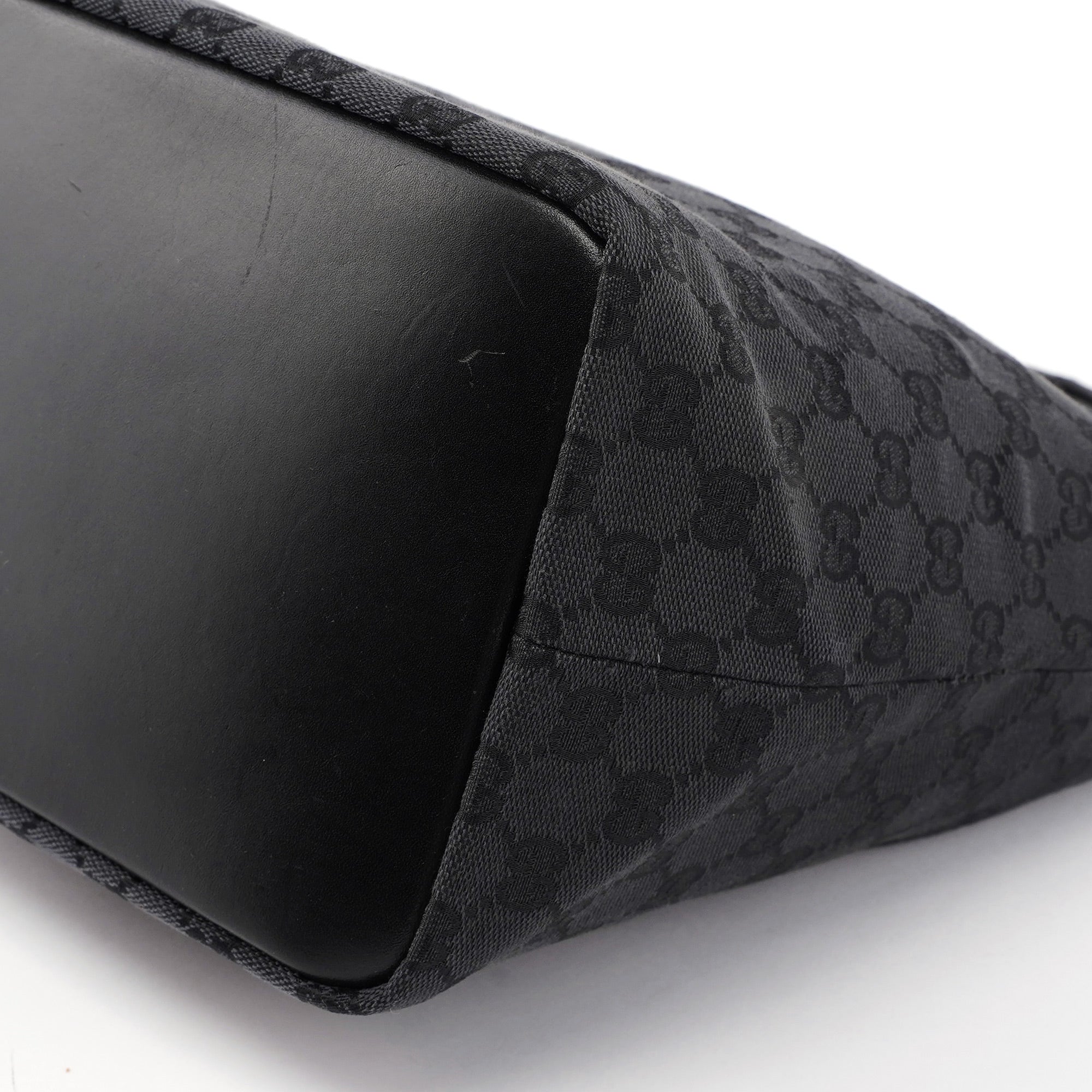 Gucci Bamboo Schultertasche aus schwarzem GG Canvas