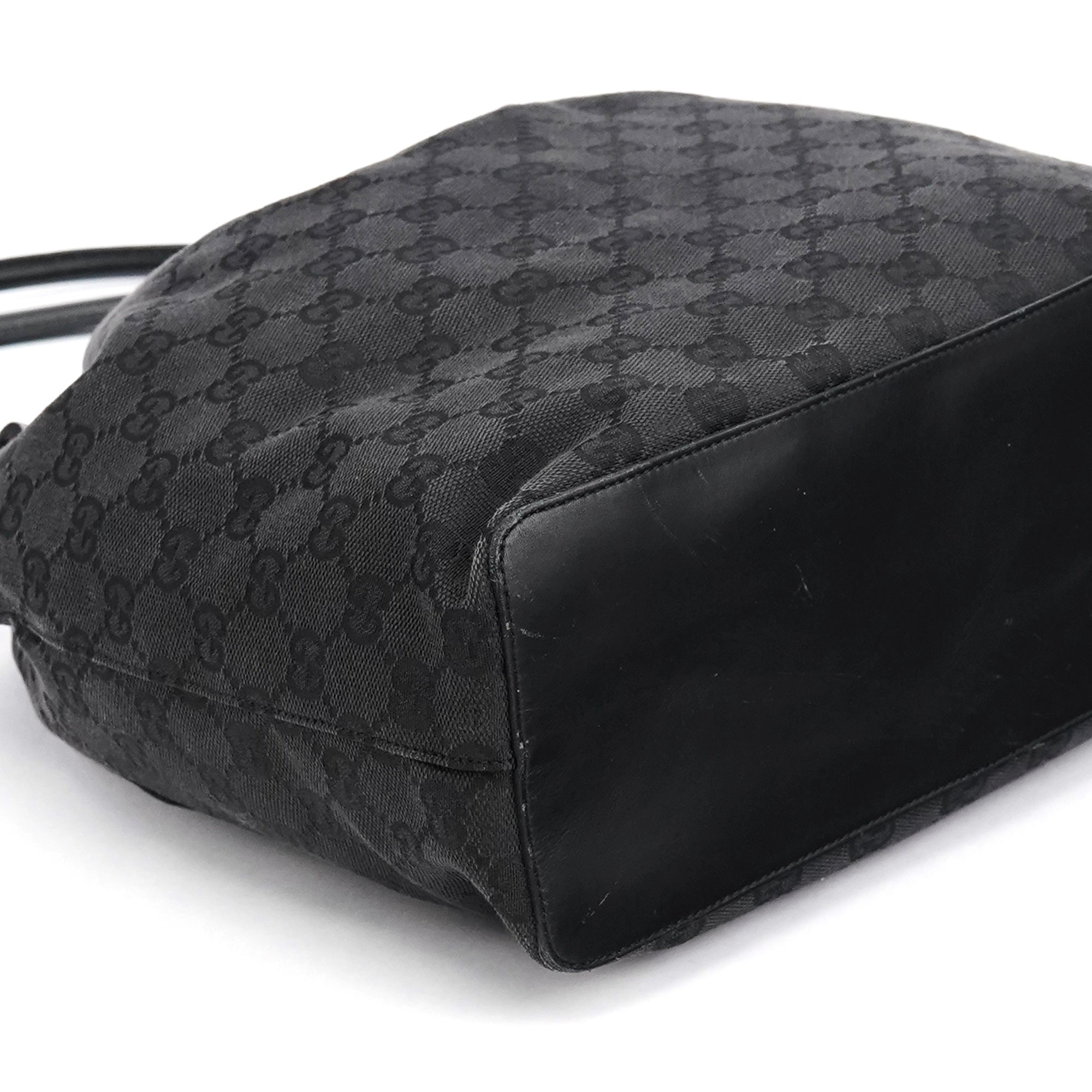 Gucci Sac porté épaule à lien coulissant en toile GG noire