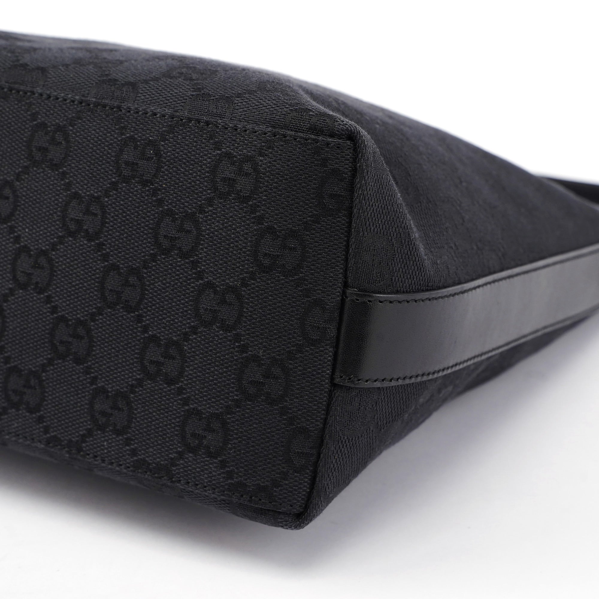 Gucci Schultertasche aus schwarzem GG Canvas