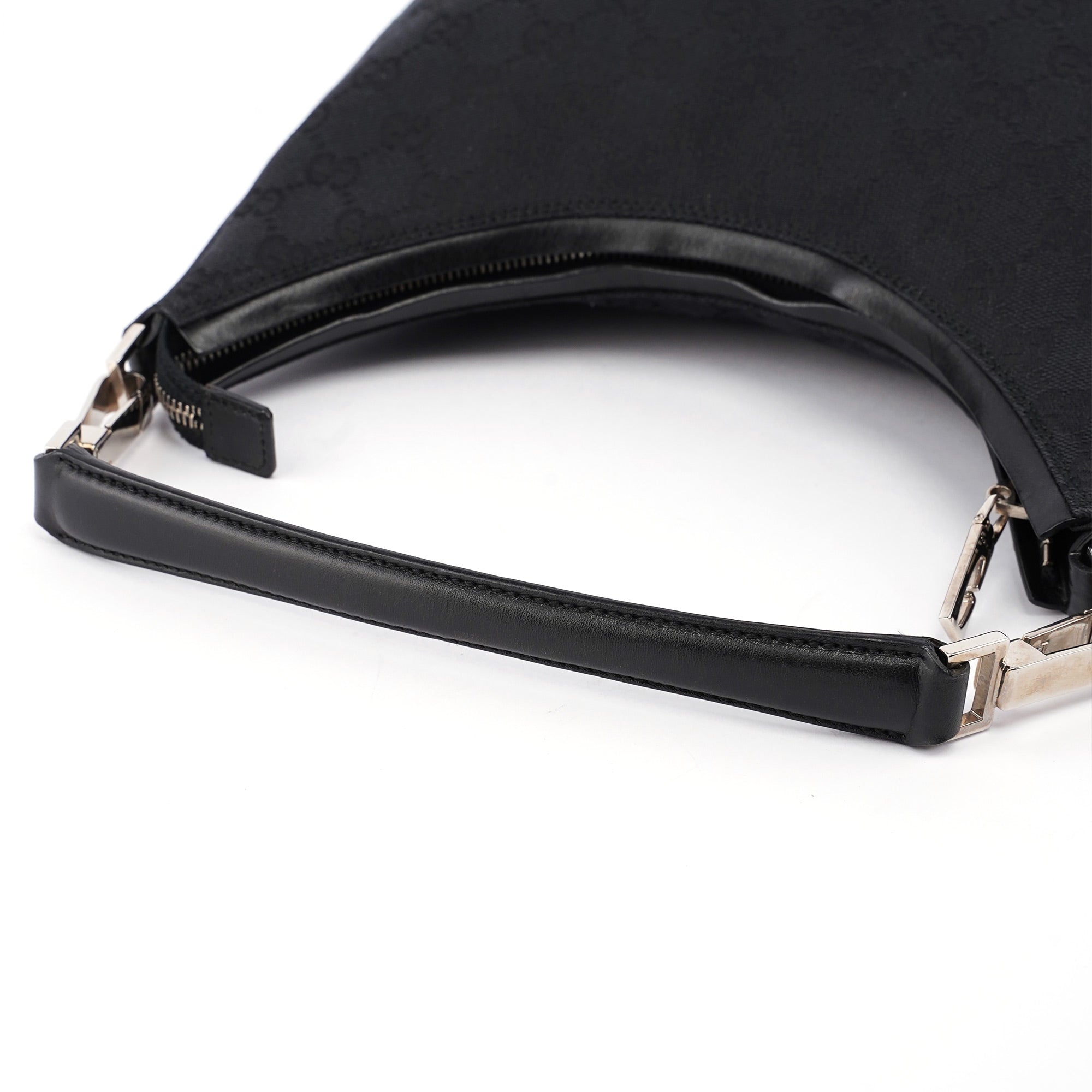 Gucci Schultertasche aus schwarzem GG Canvas