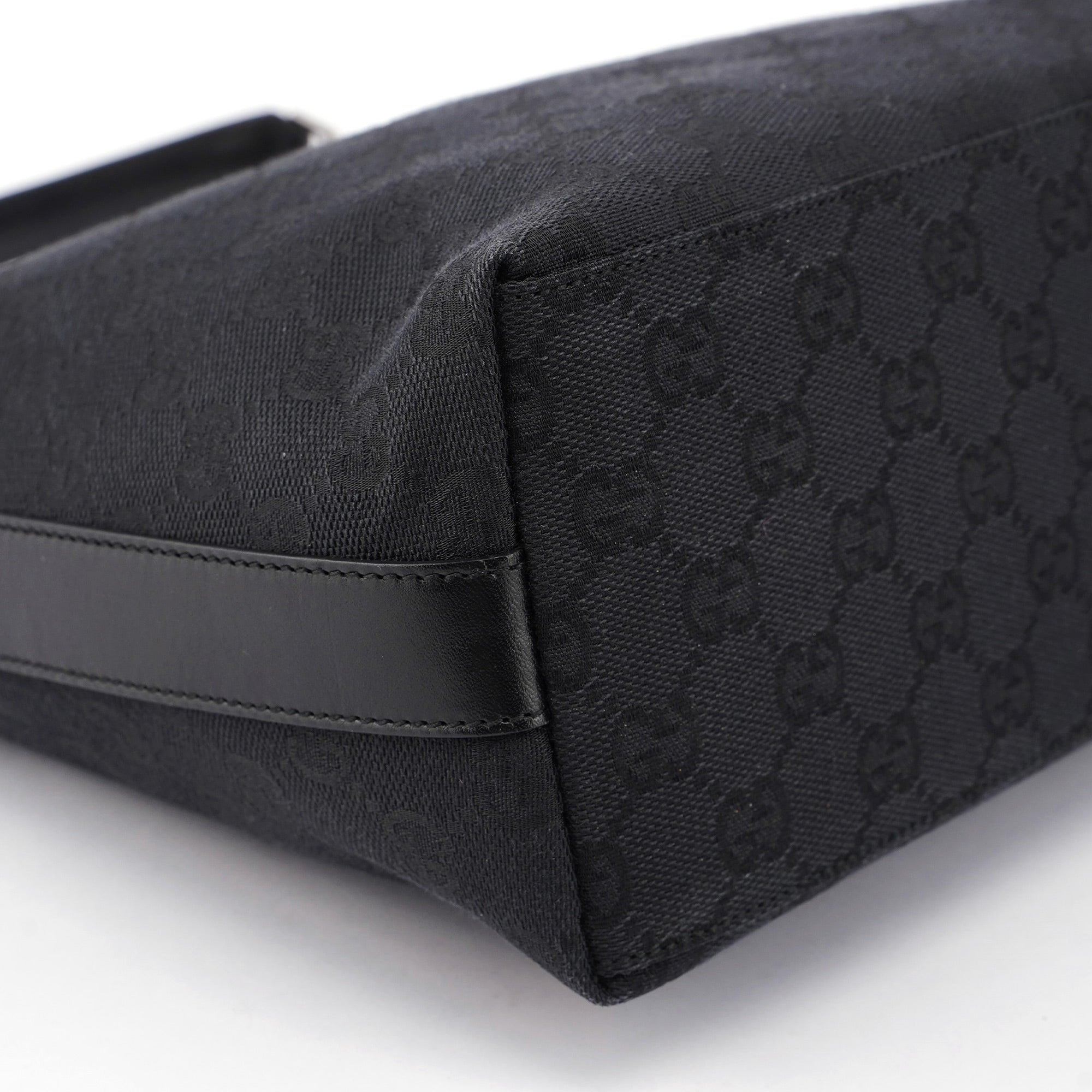 Gucci Schultertasche aus schwarzem GG Canvas