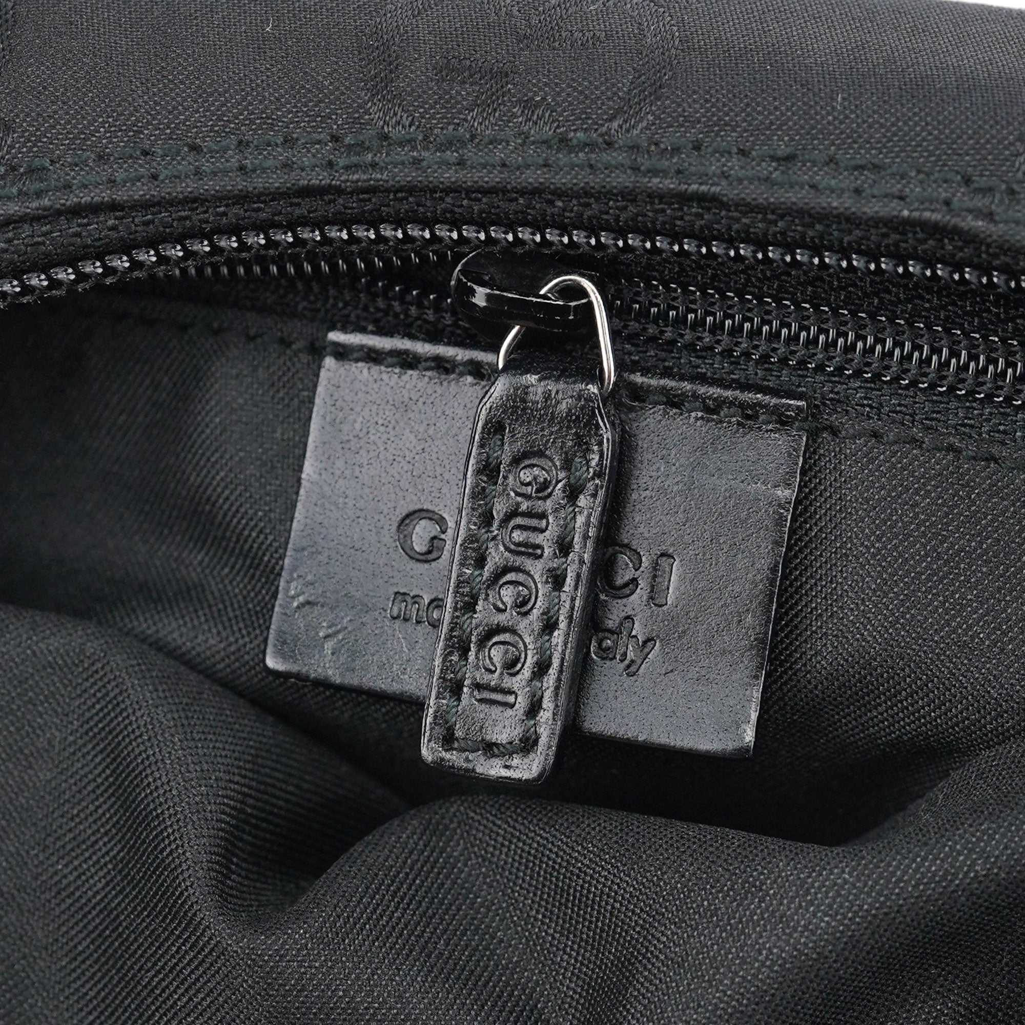 Gucci Hobo Schultertasche aus schwarzem GG Canvas