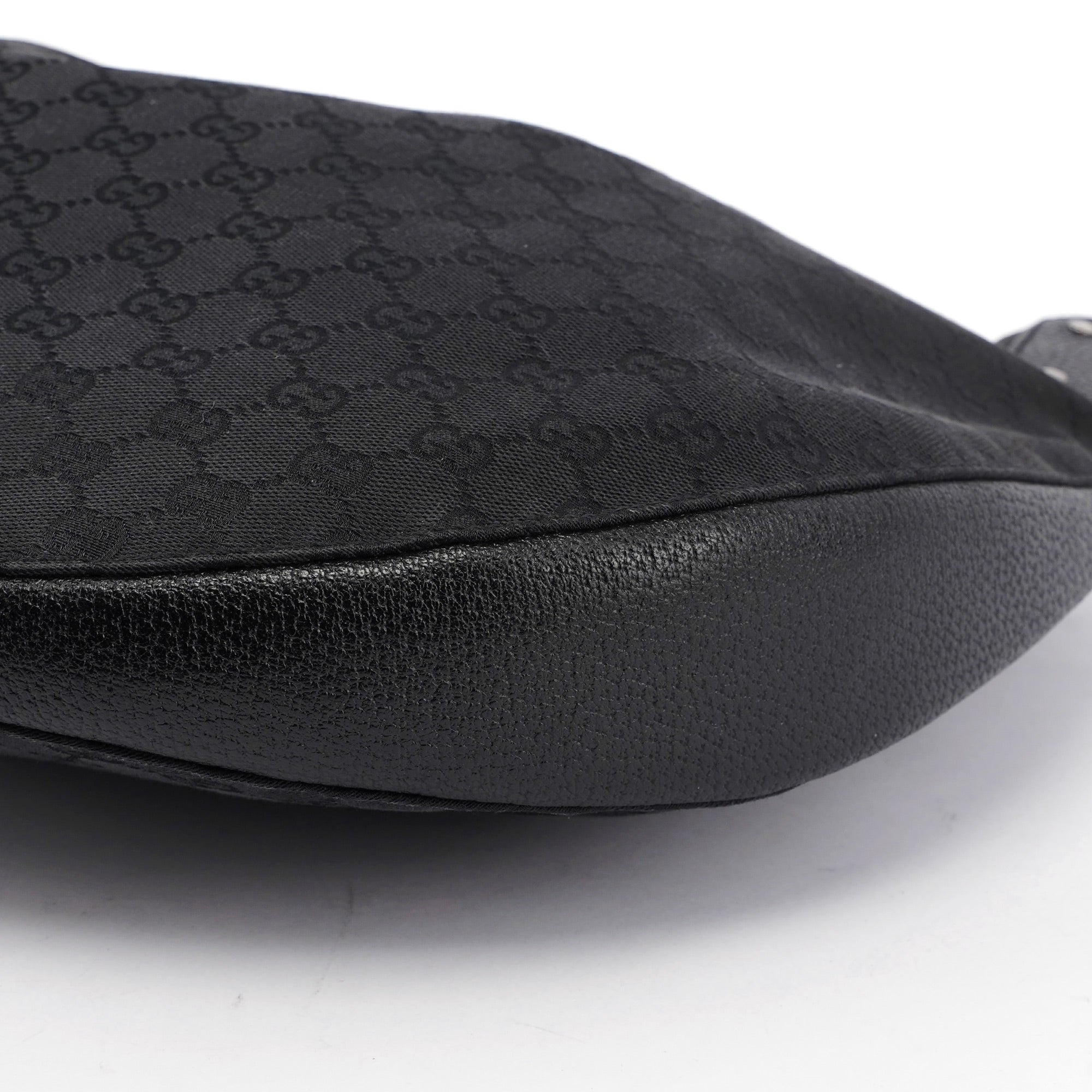 Gucci Runde Hobo Bag aus schwarzem GG Canvas