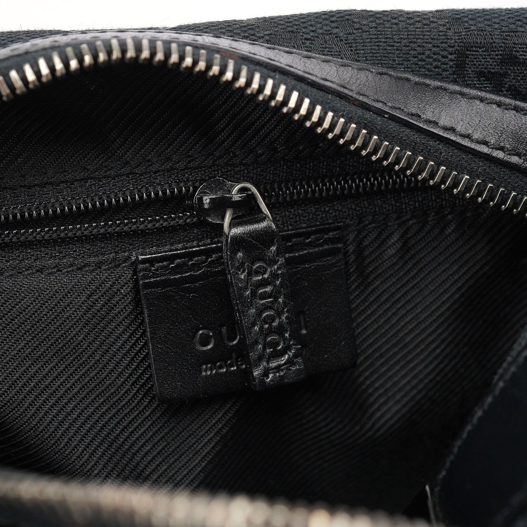 Gucci Sac porté épaule en toile GG noire