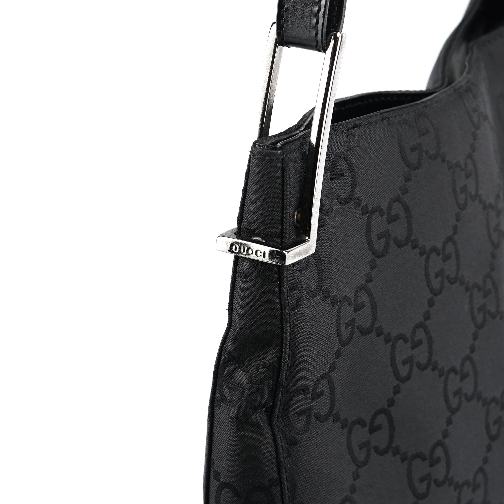 Gucci Schultertasche aus schwarzem GG Canvas