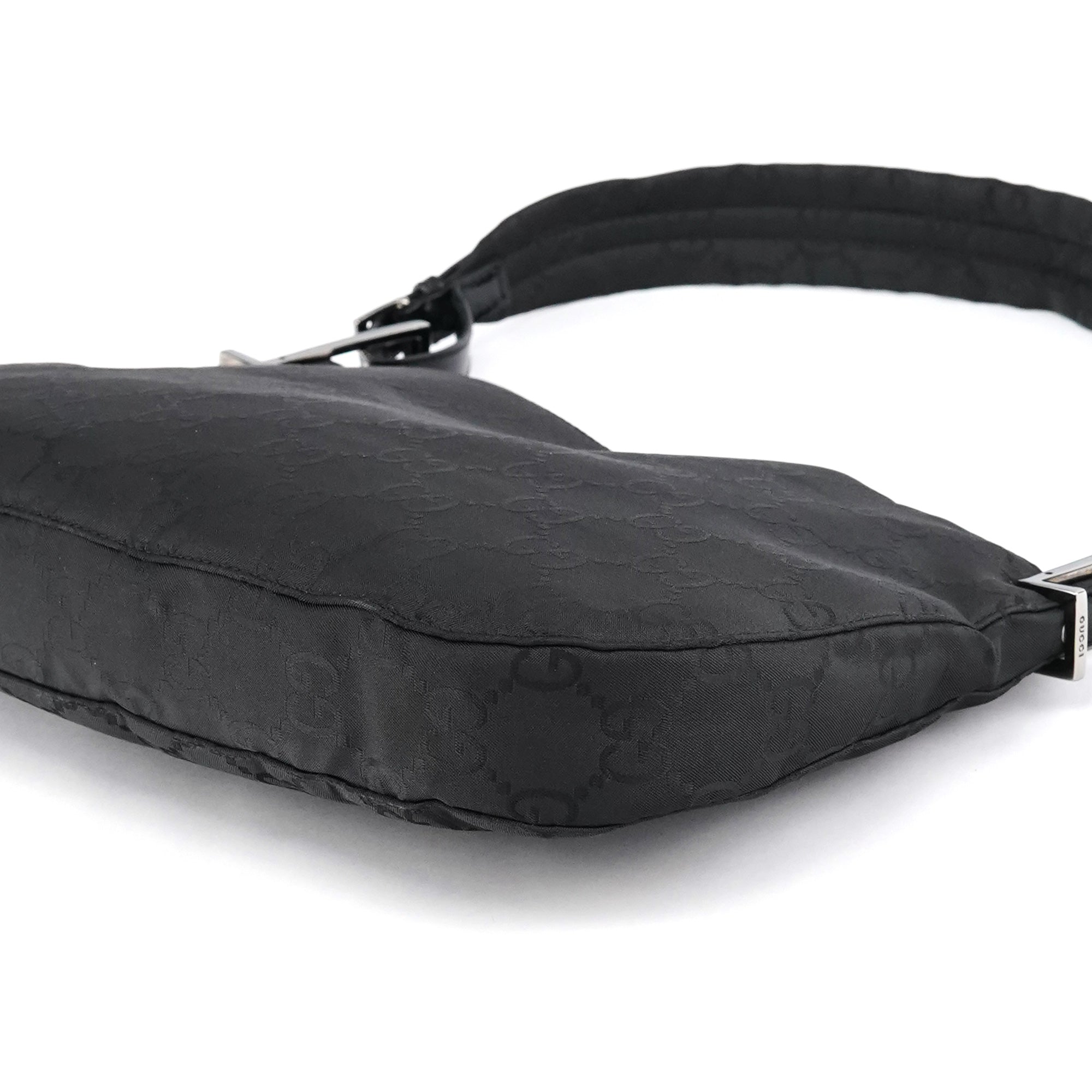 Gucci Schultertasche aus schwarzem GG Canvas