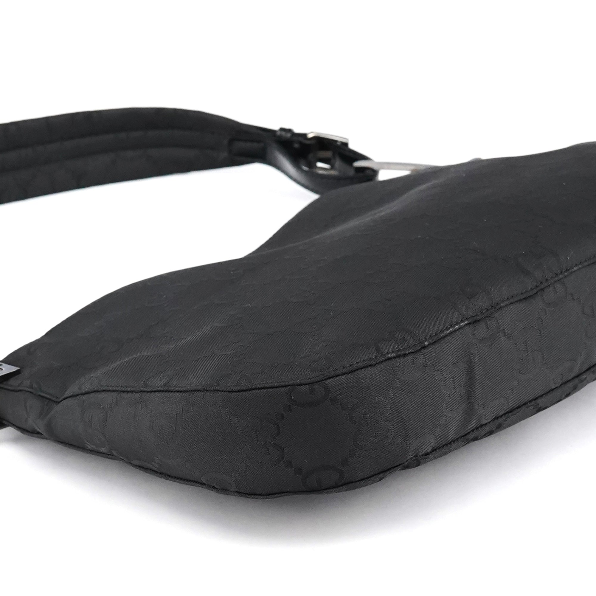 Gucci Schultertasche aus schwarzem GG Canvas