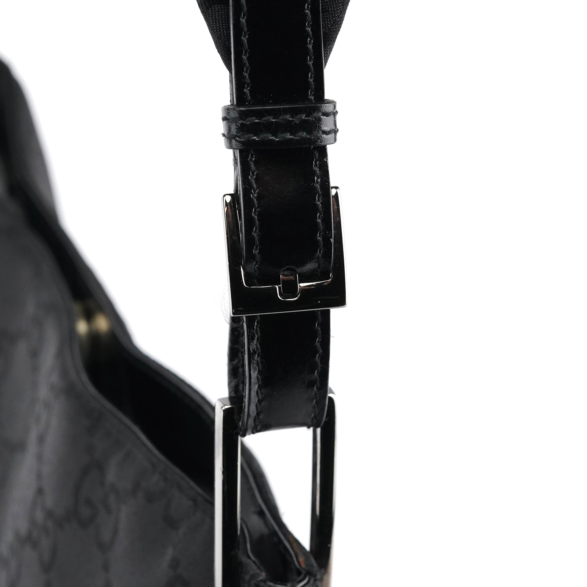 Gucci Schultertasche aus schwarzem GG Canvas