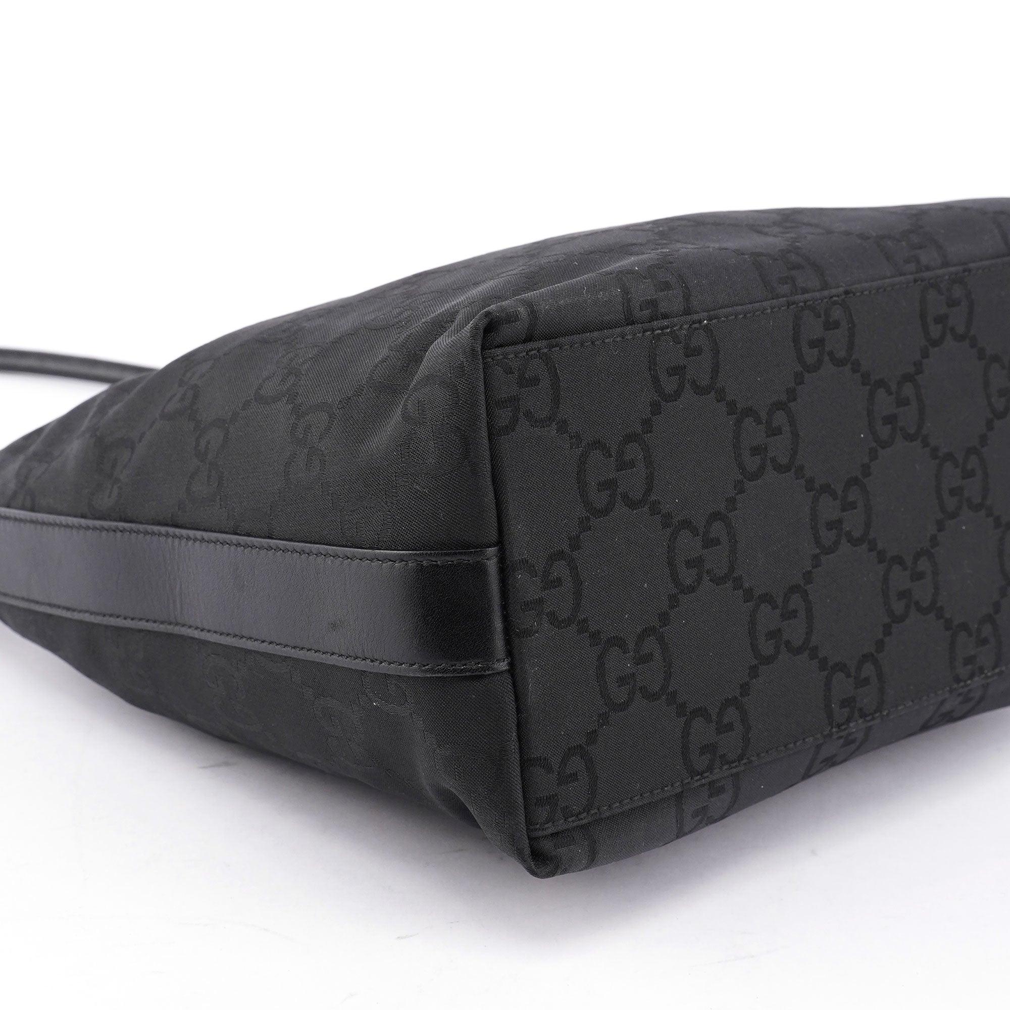 Gucci Sac porté épaule en toile GG noire