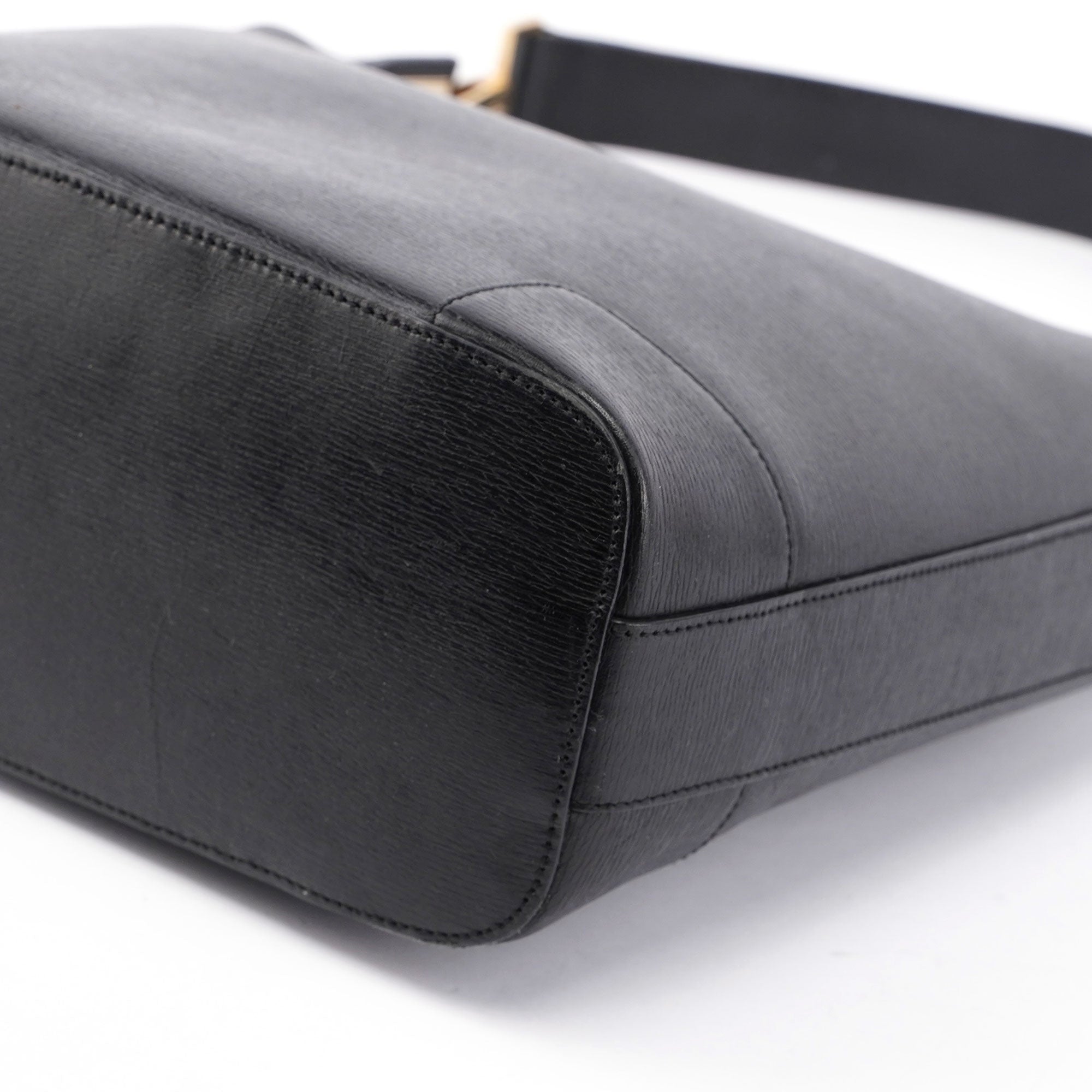 Gucci Schultertasche aus schwarzem Leder mit Plakette