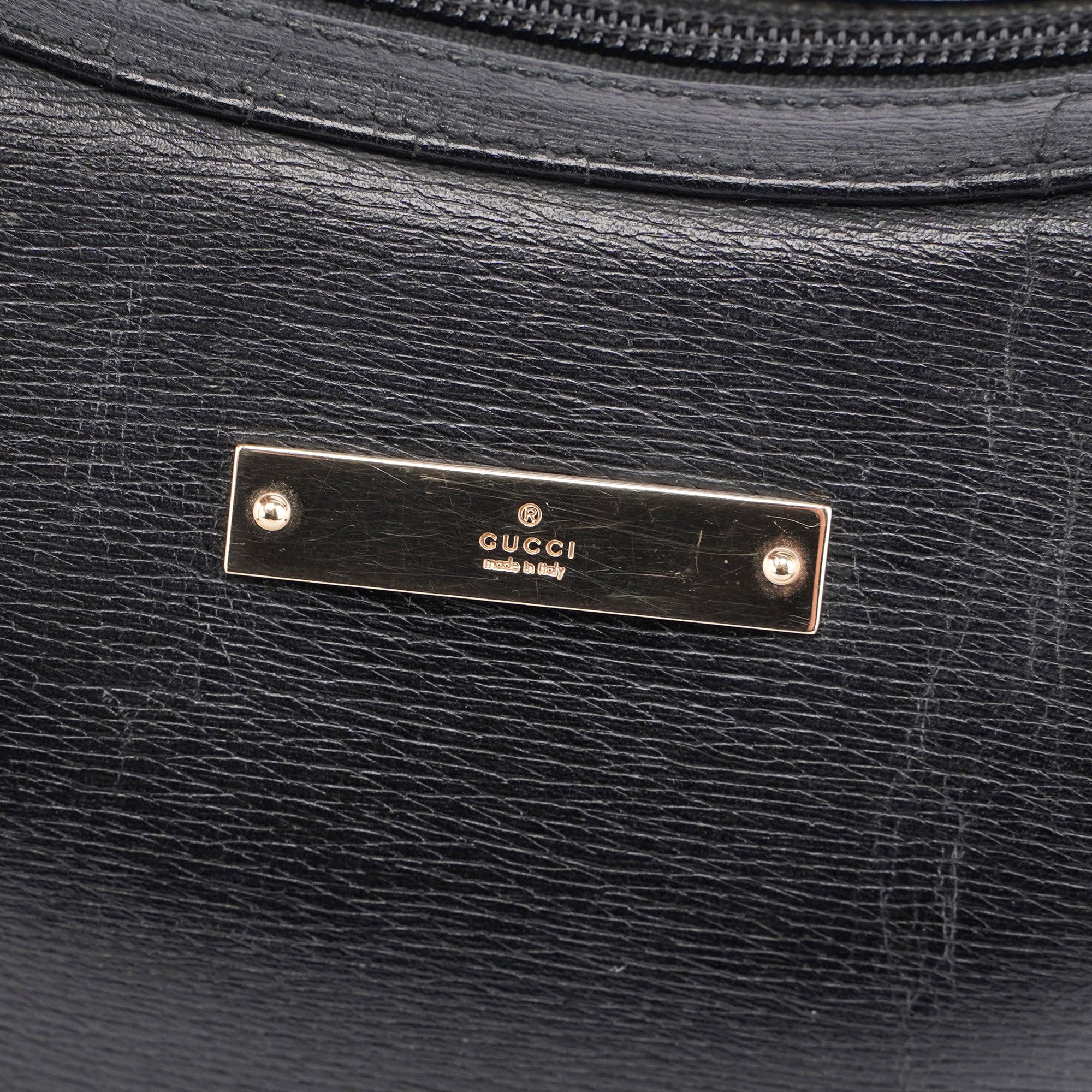 Gucci Schultertasche aus schwarzem Leder mit Plakette