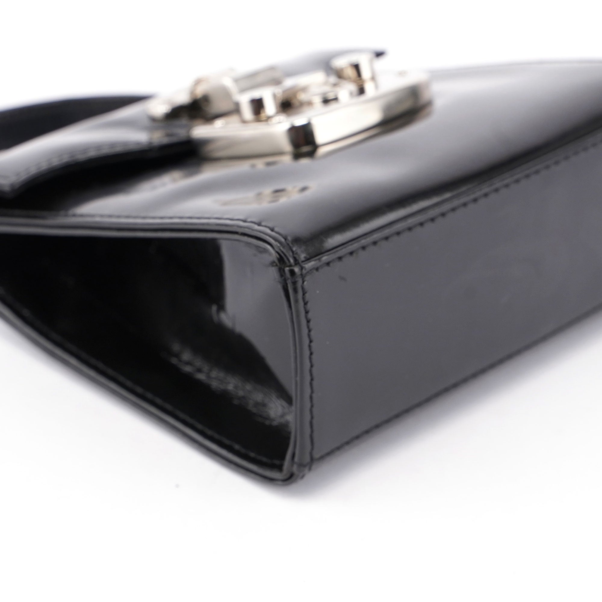 Gucci Micro Ladylock Handtasche aus schwarzem Lackleder