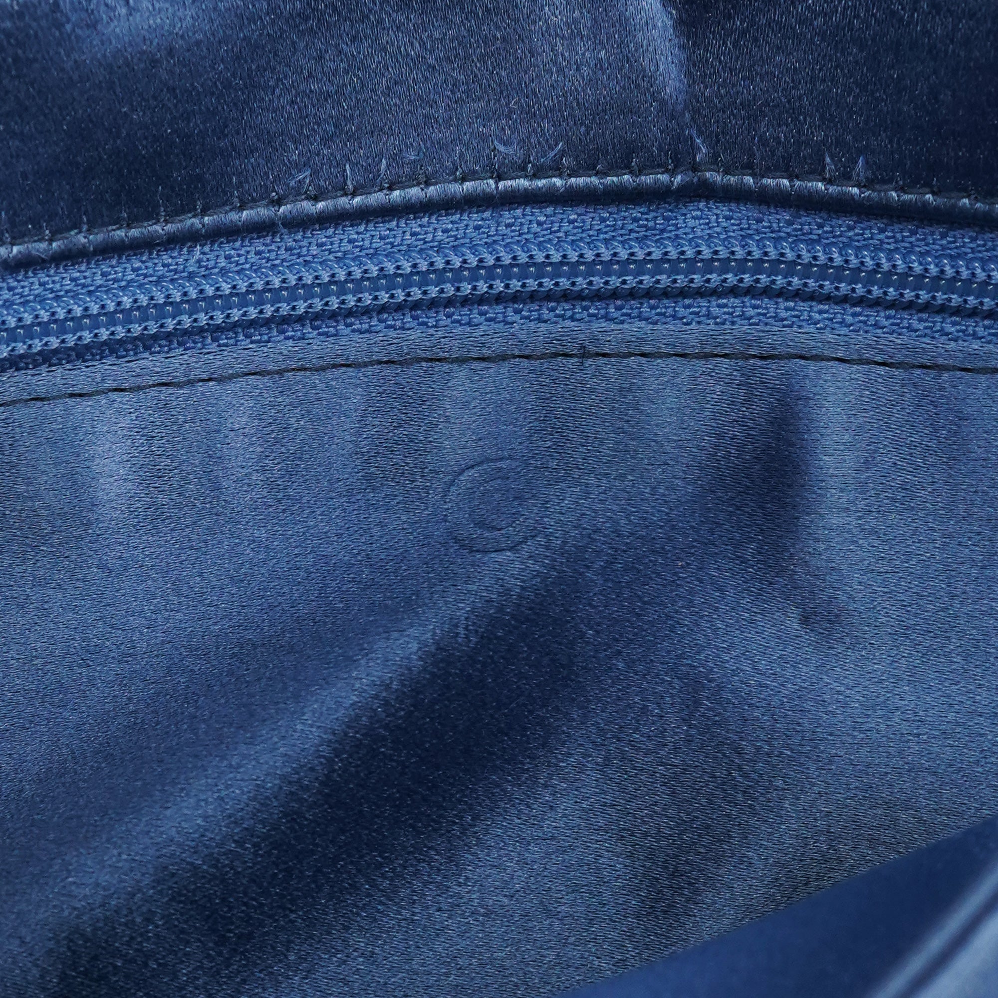 Gucci Schultertasche mit Kette aus blauem Satin