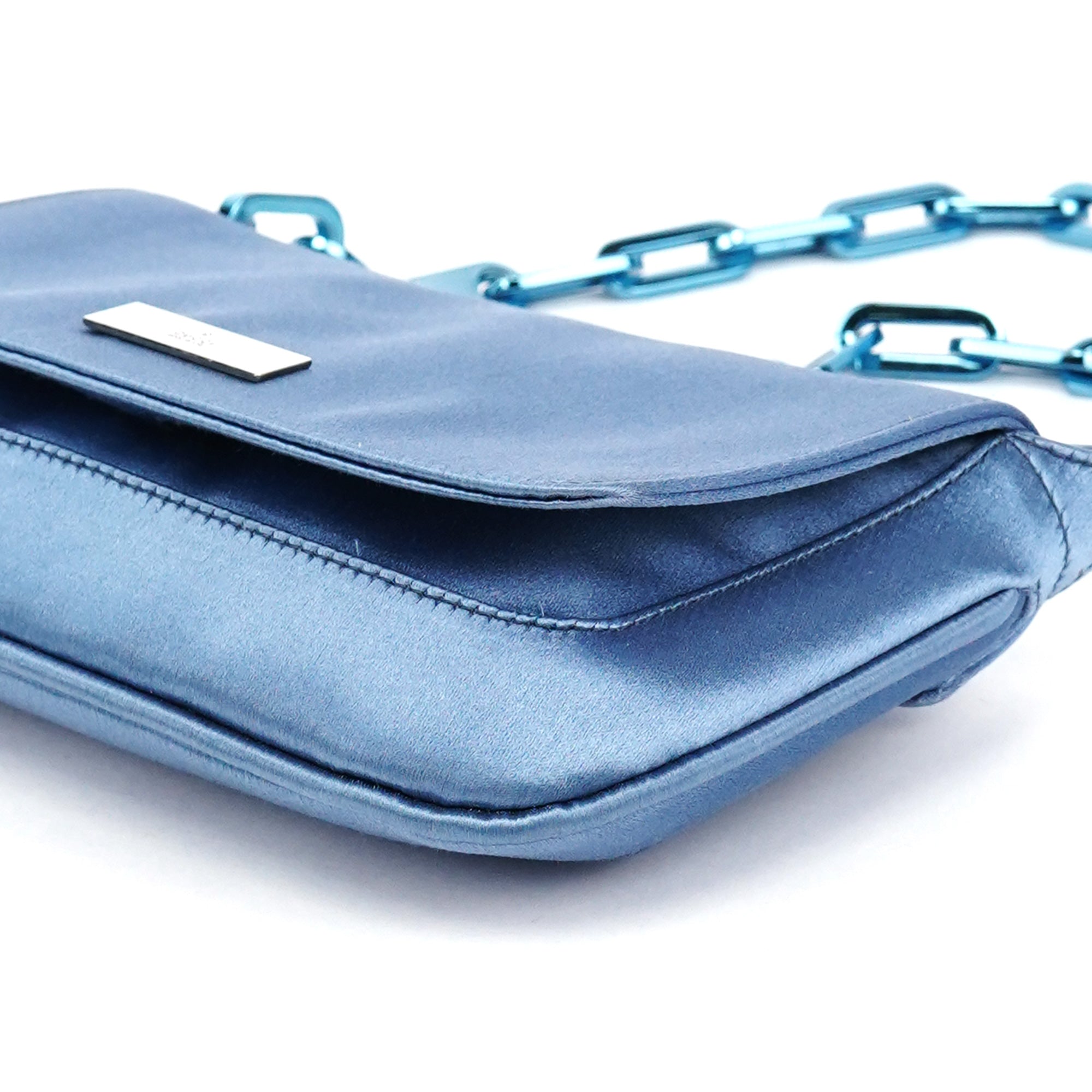 Gucci Schultertasche mit Kette aus blauem Satin