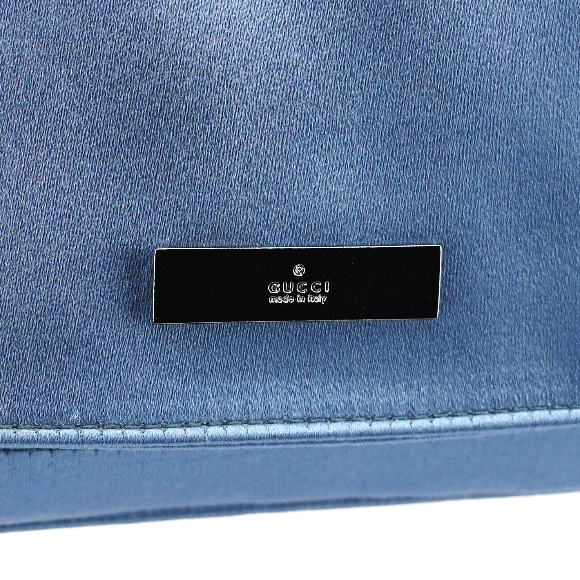 Gucci Schultertasche mit Kette aus blauem Satin