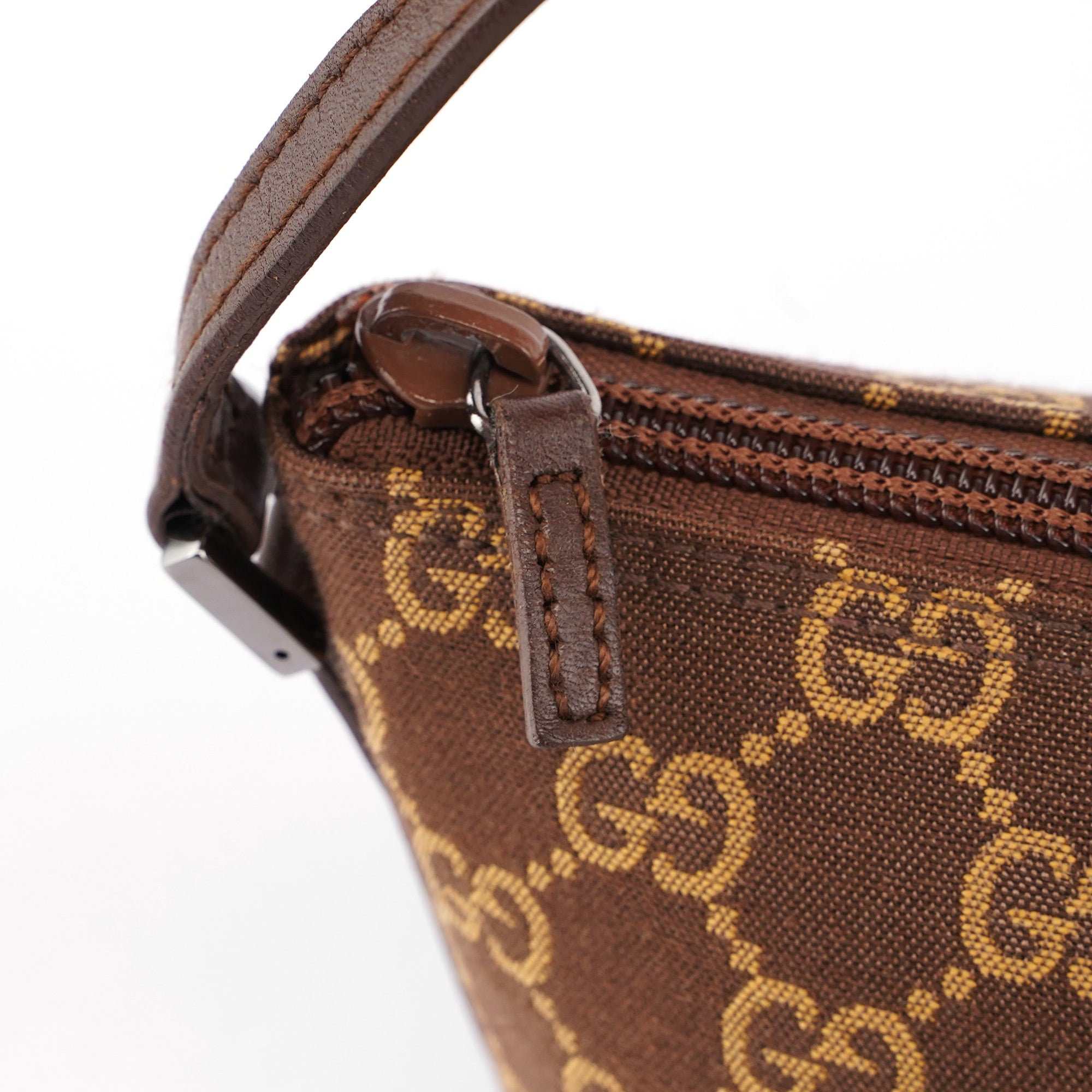 Gucci GG Boat Pochette in Braun