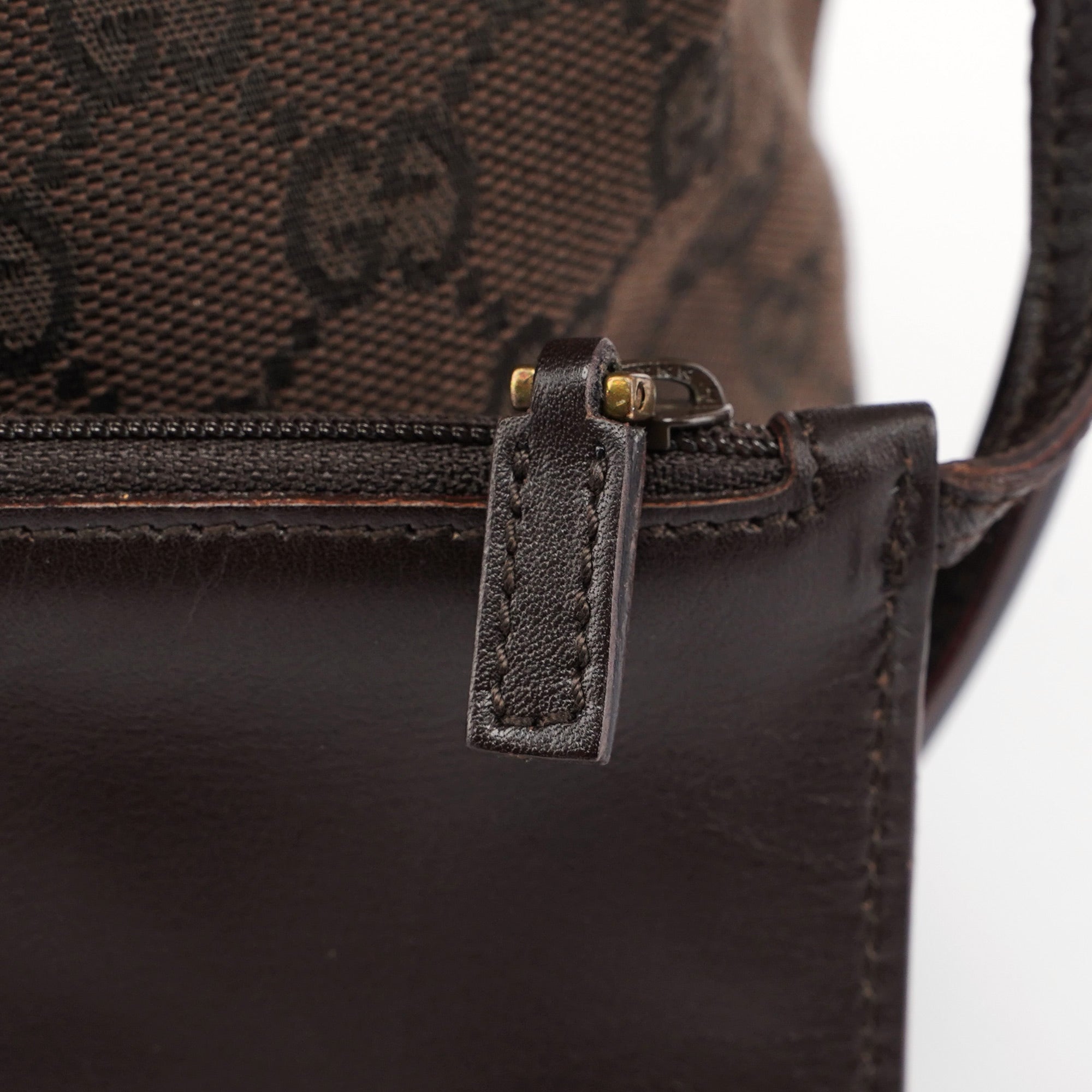 Gucci Schultertasche aus braunem GG Canvas mit Kordelzug
