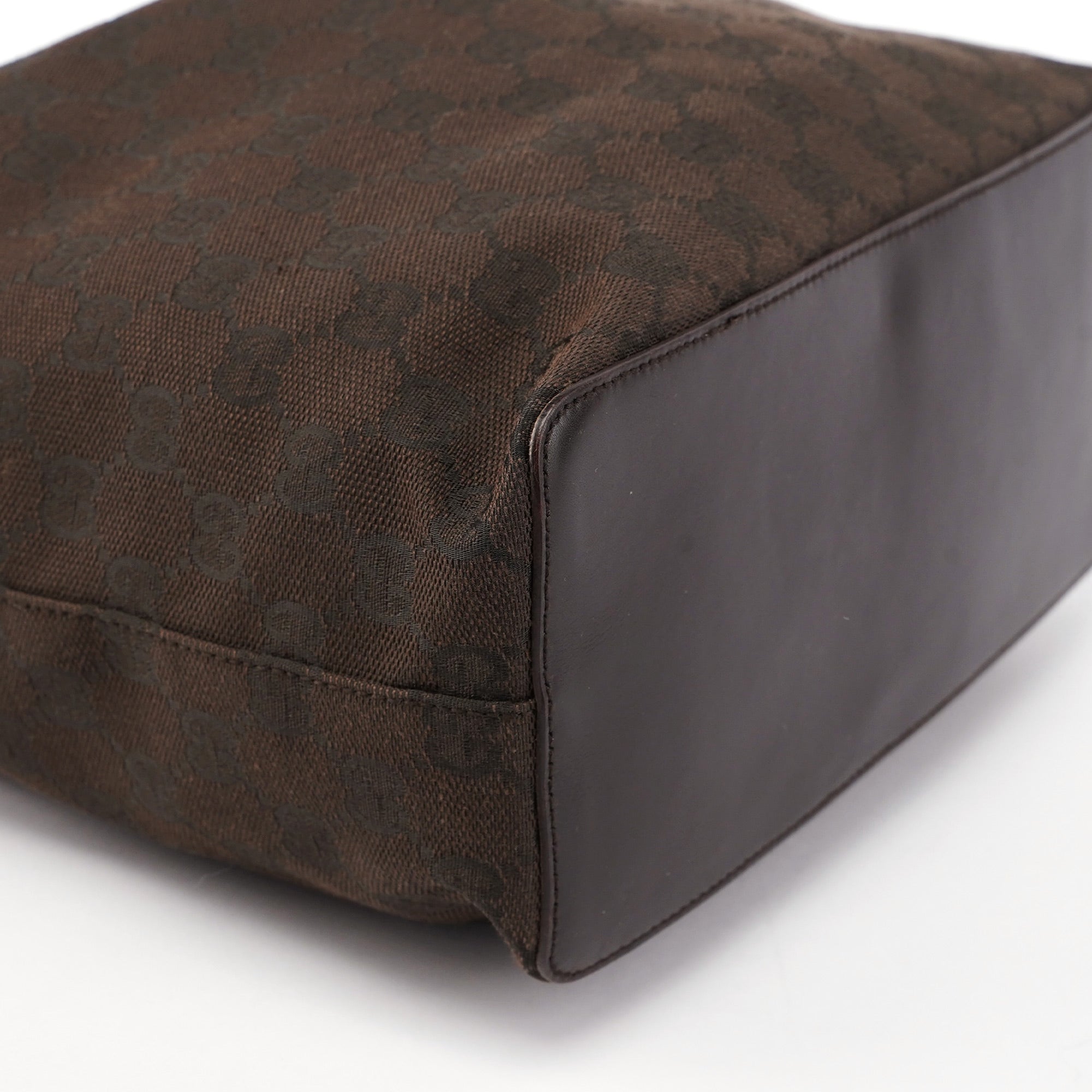 Gucci Schultertasche aus braunem GG Canvas mit Kordelzug