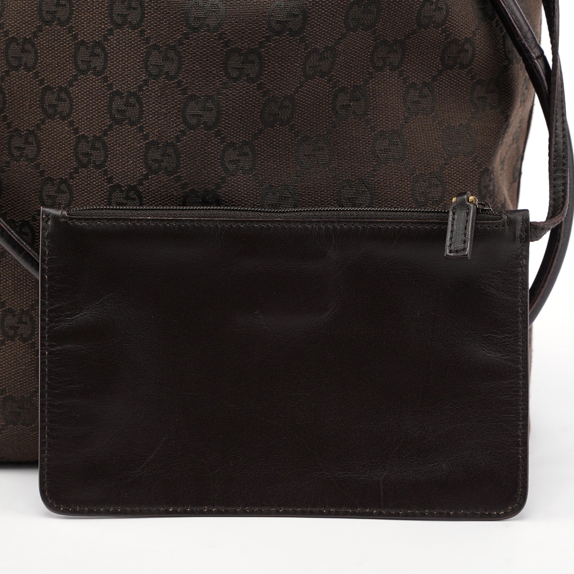 Gucci Schultertasche aus braunem GG Canvas mit Kordelzug