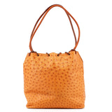 Gucci Schultertasche mit Kordelzug aus Straußenleder in Cognac