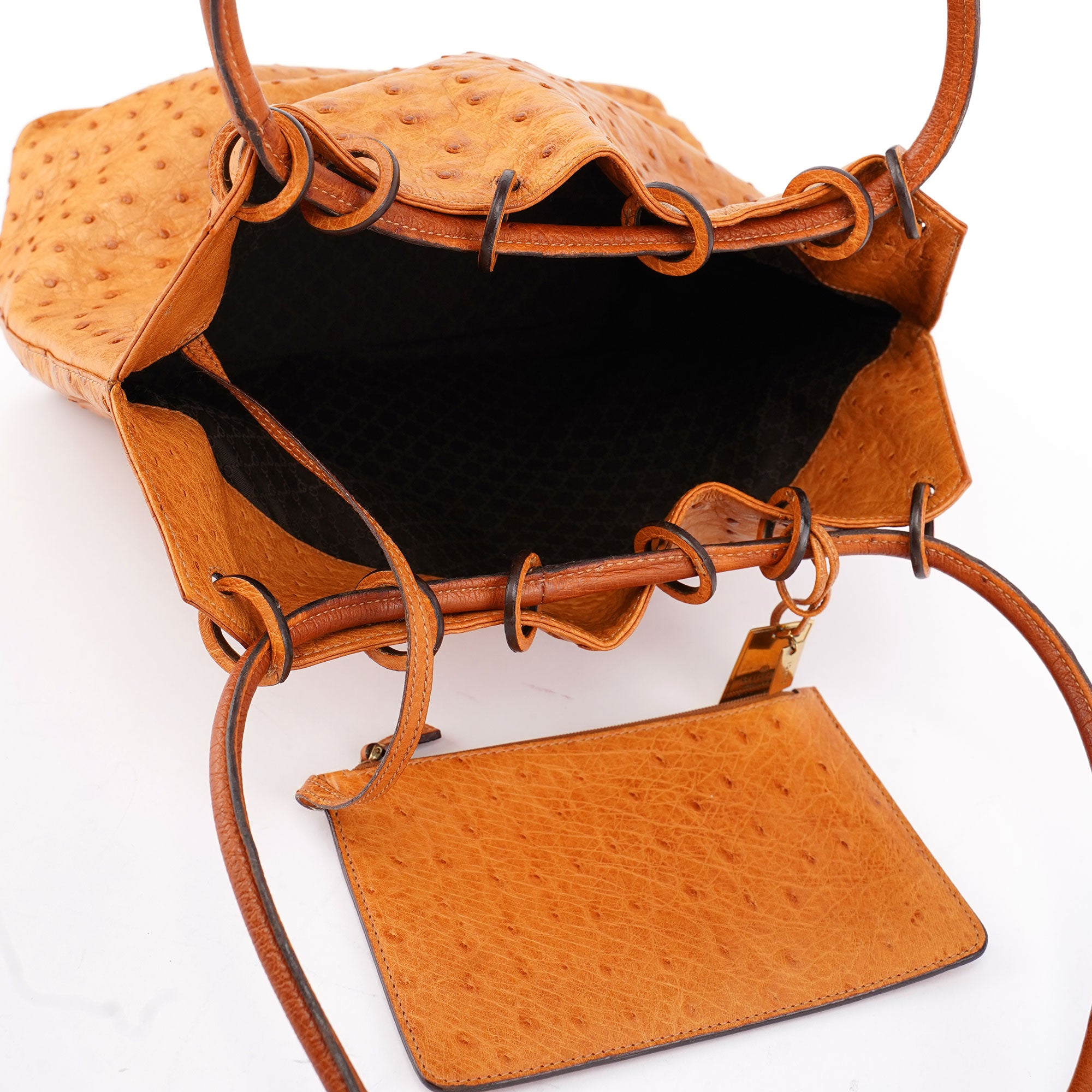 Gucci Schultertasche mit Kordelzug aus Straußenleder in Cognac
