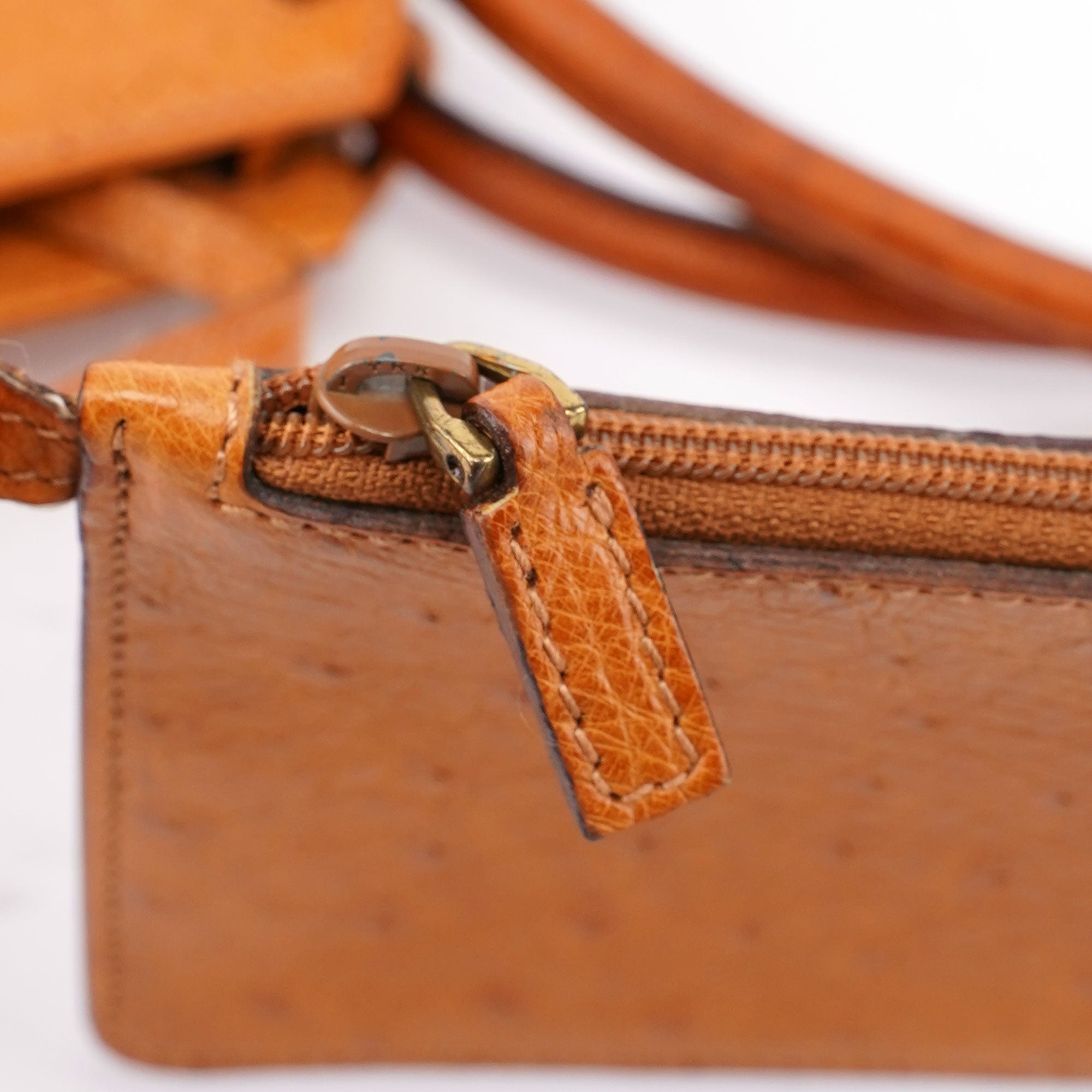 Gucci Schultertasche mit Kordelzug aus Straußenleder in Cognac