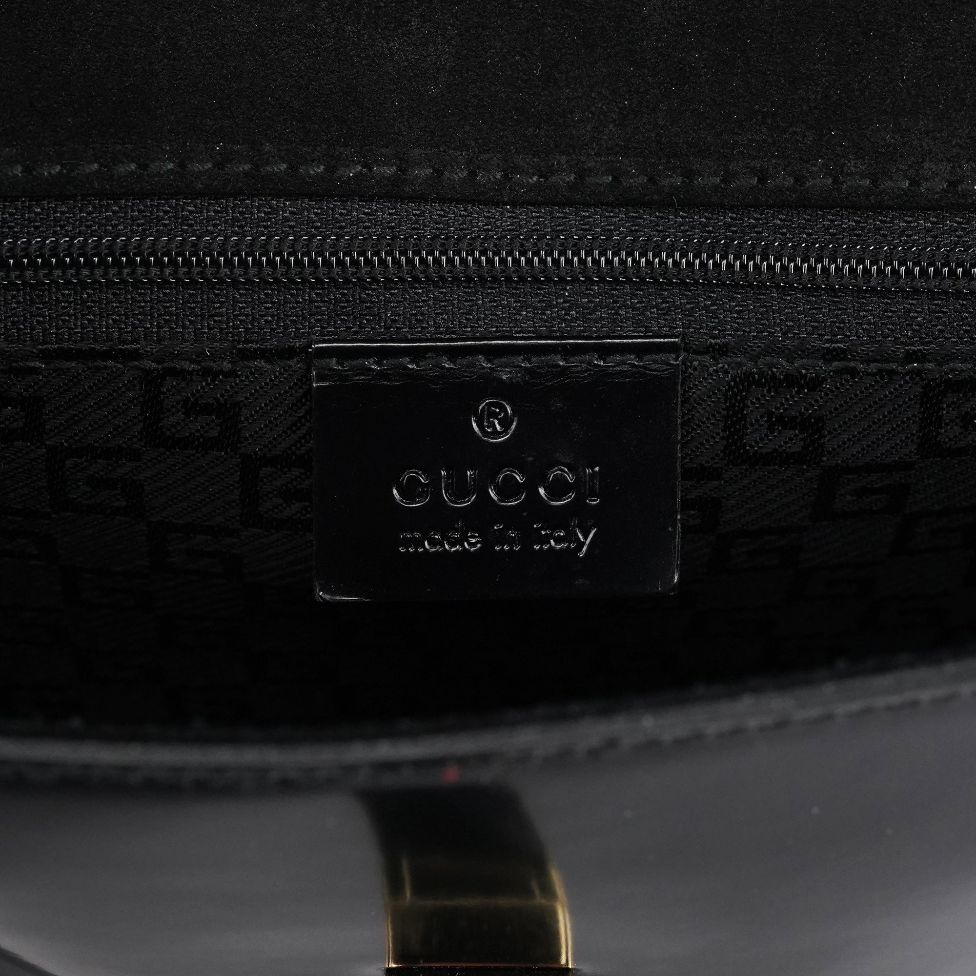 Gucci Sac porté épaule à rabat en cuir noir brillant