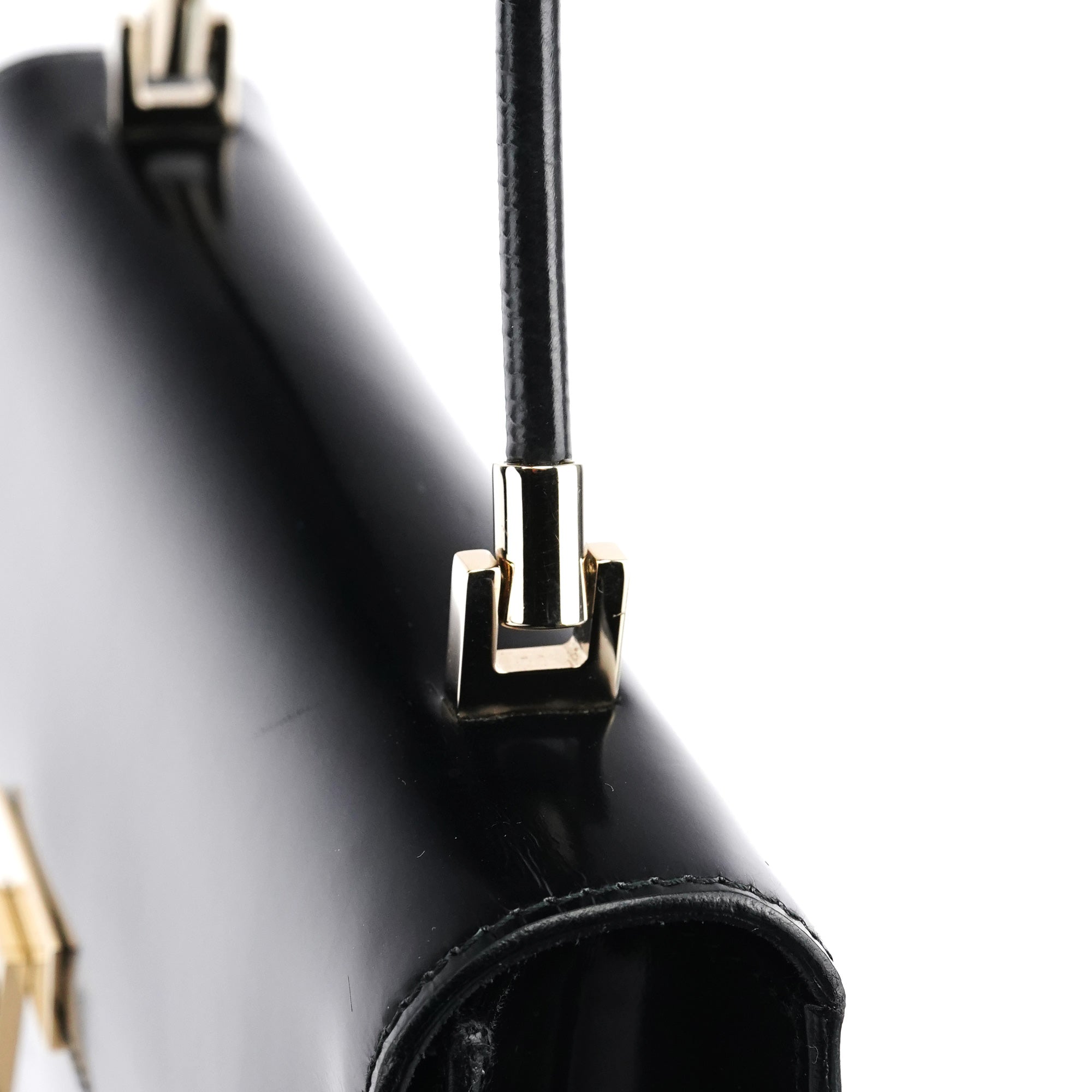 Gucci Sac porté épaule à rabat en cuir noir brillant