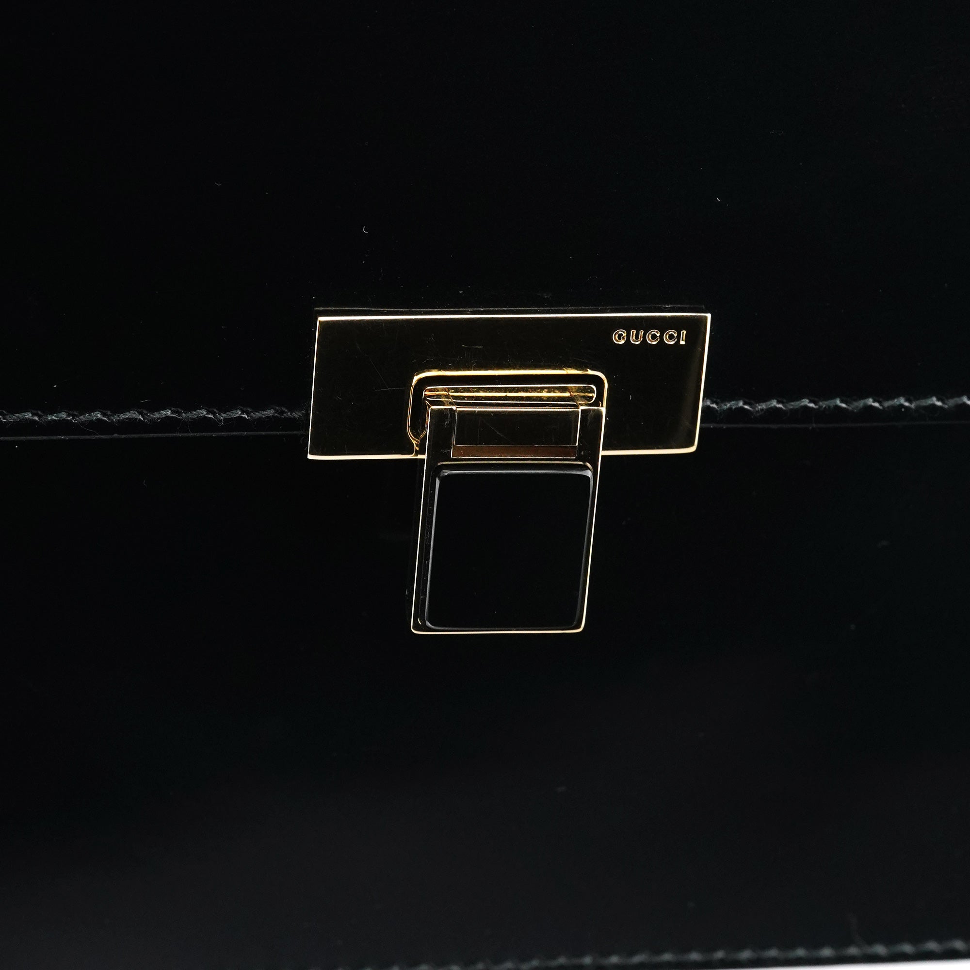 Gucci Sac porté épaule à rabat en cuir noir brillant