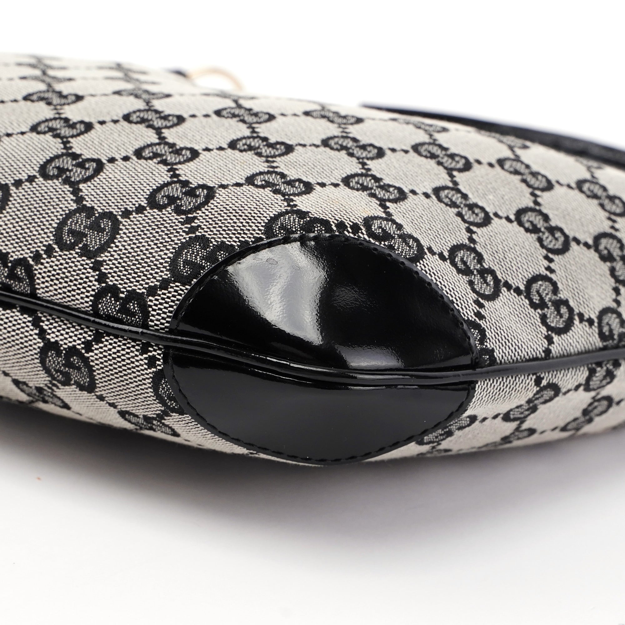 Gucci GG Schultertasche in Grau und Schwarz