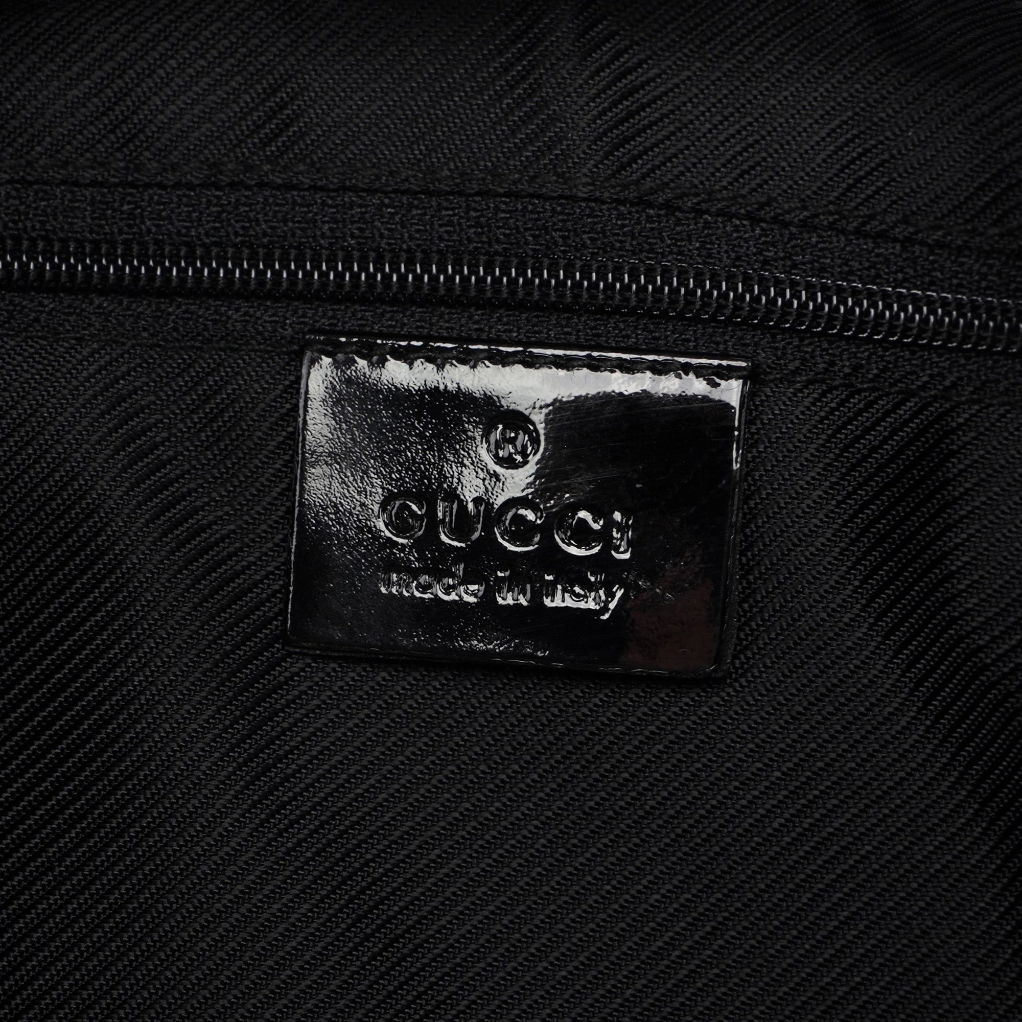 Gucci Schultertasche aus GG Canvas in Grau und Schwarz