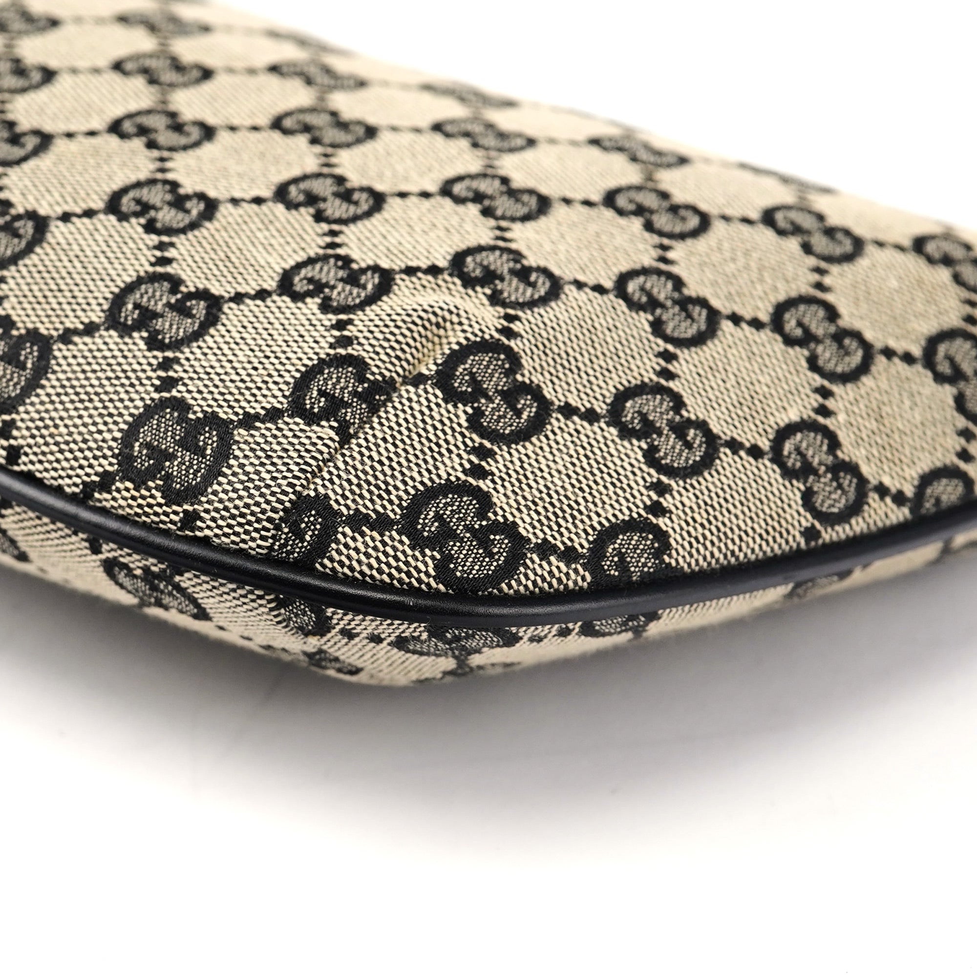 Gucci Schultertasche aus grauem GG Canvas