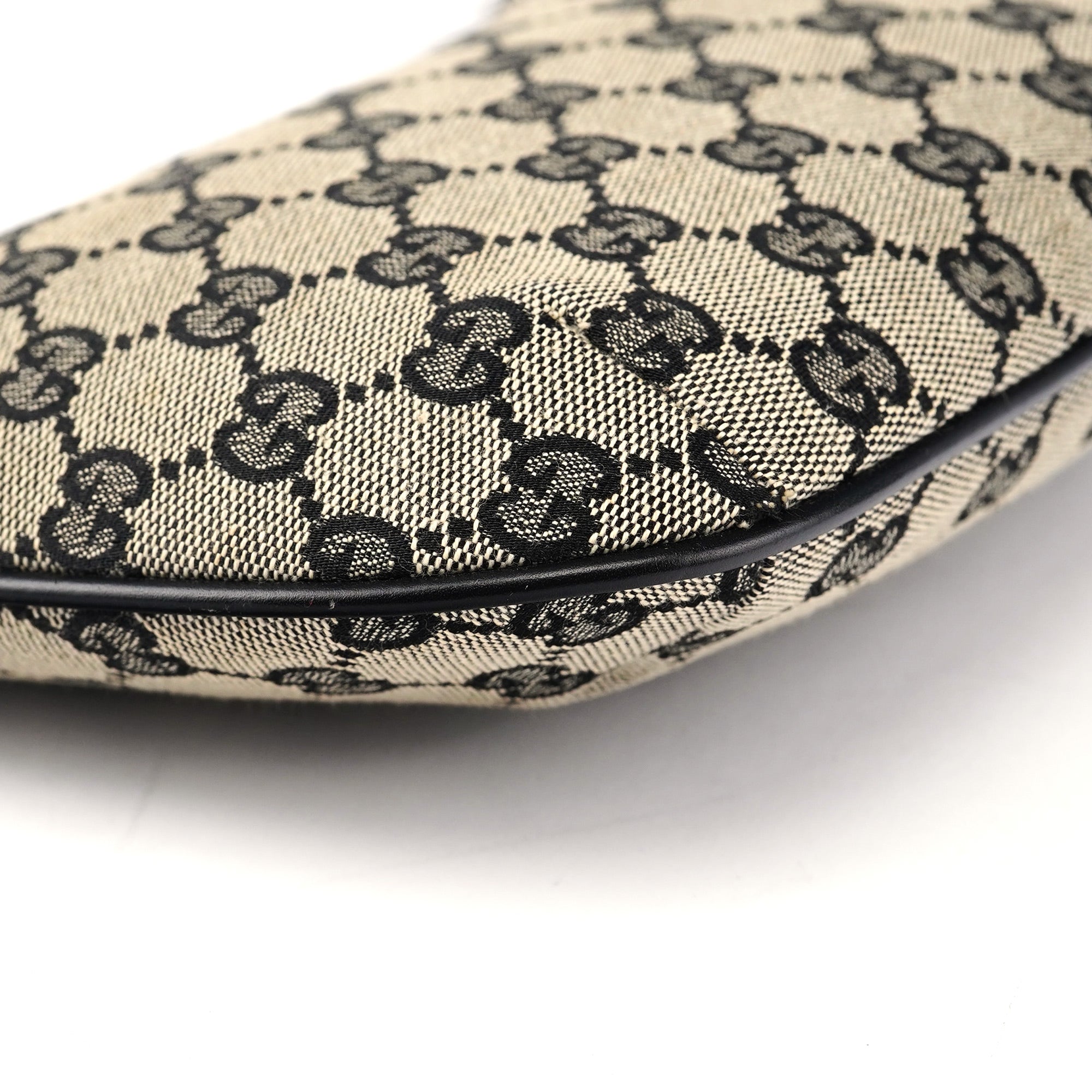 Gucci Schultertasche aus grauem GG Canvas