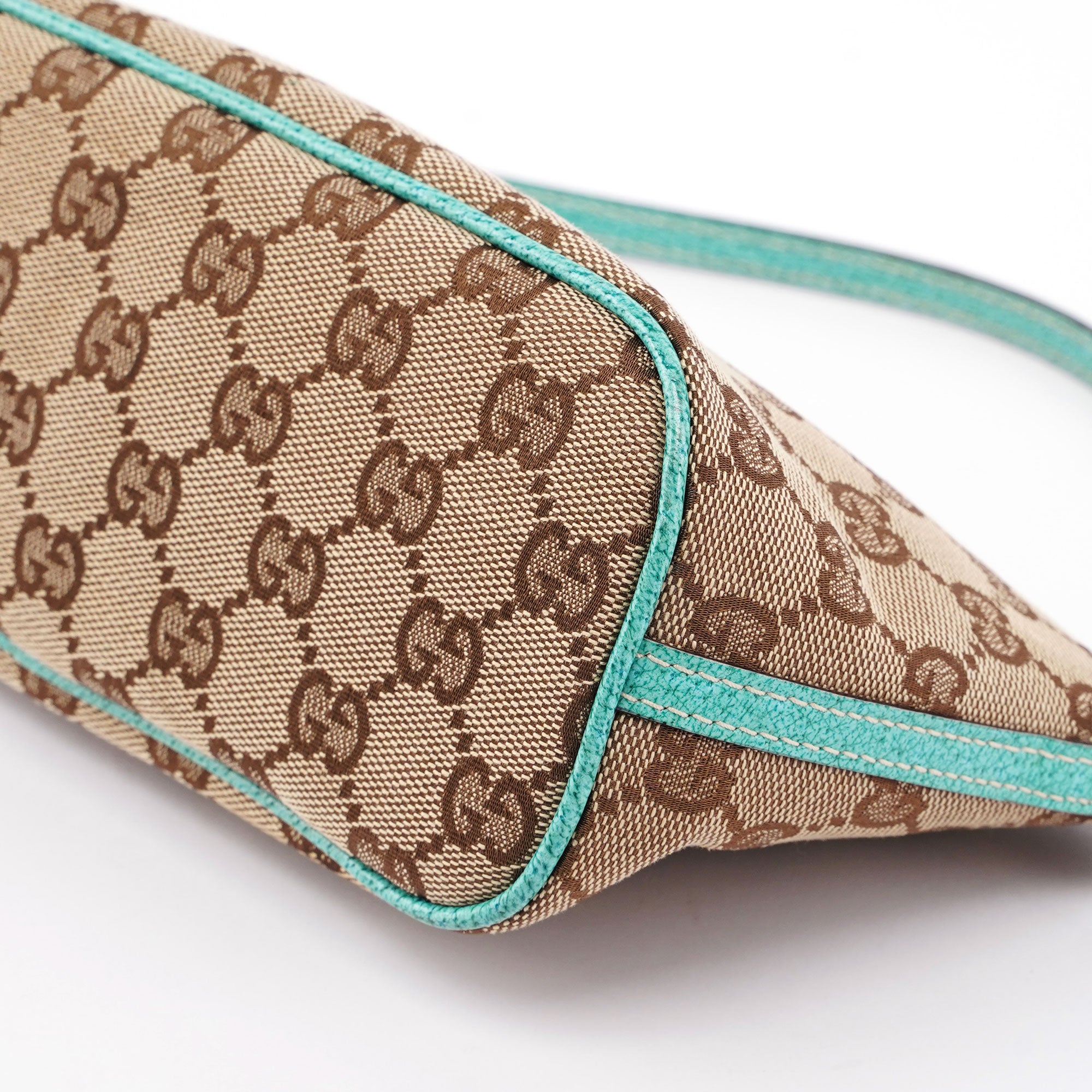 Gucci Boat Pochette DARK aus GG Canvas in Beige und Türkis