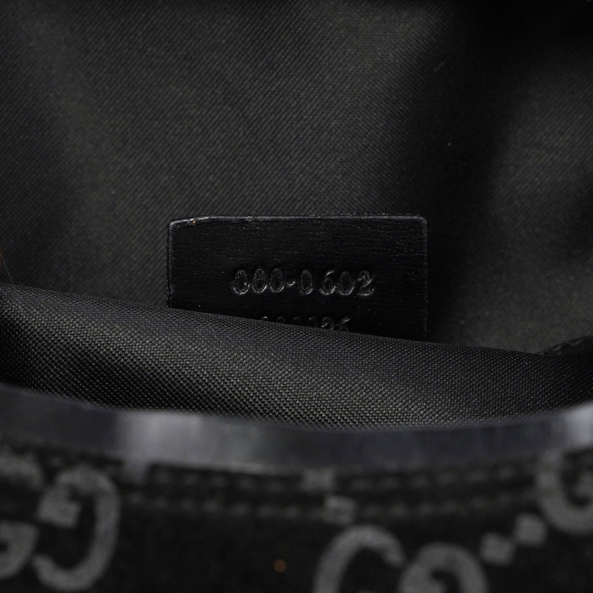 Gucci GG Schultertasche aus schwarzem Veloursleder