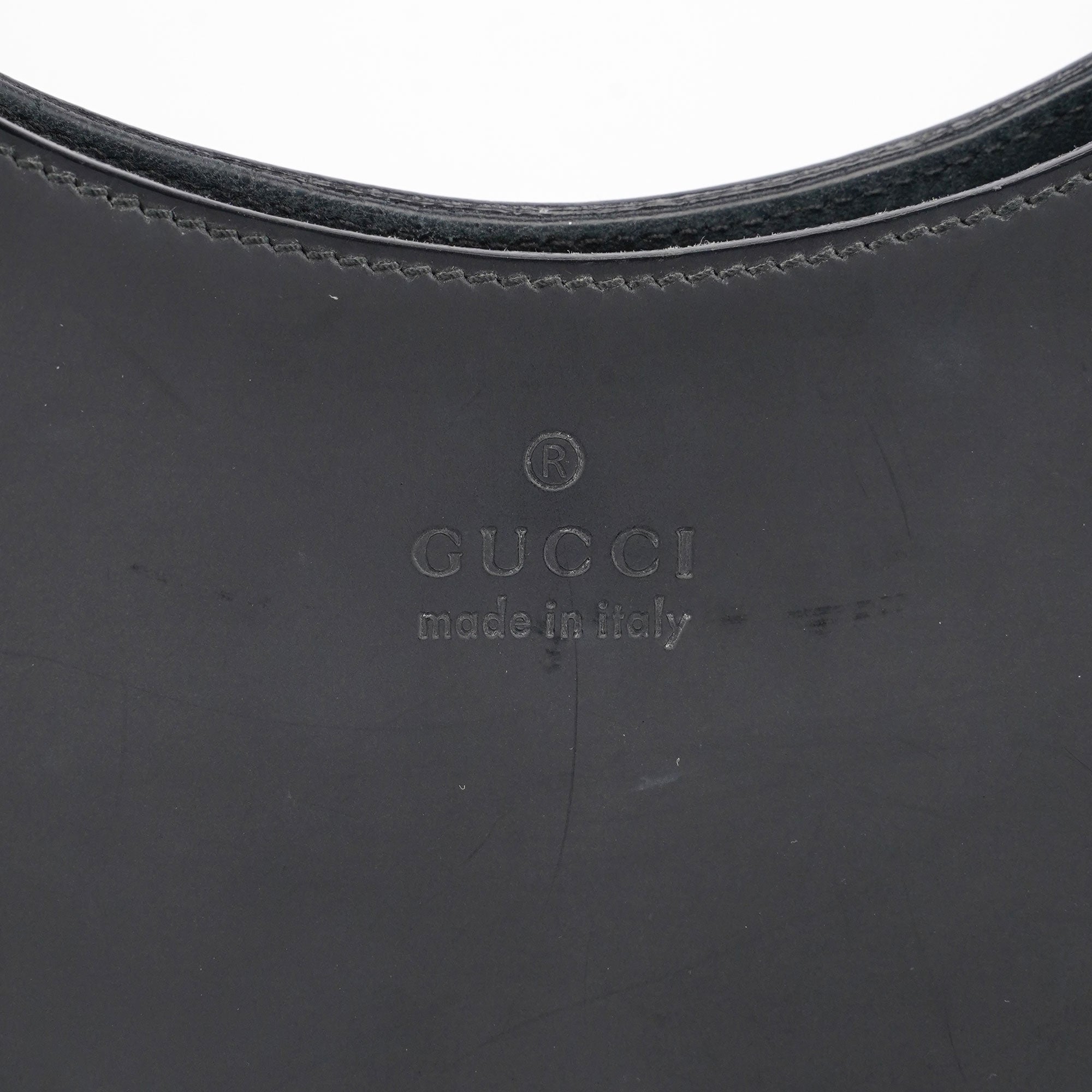 Gucci Bamboo Schultertasche aus mattschwarzem Leder mit rotem Bambushenkel