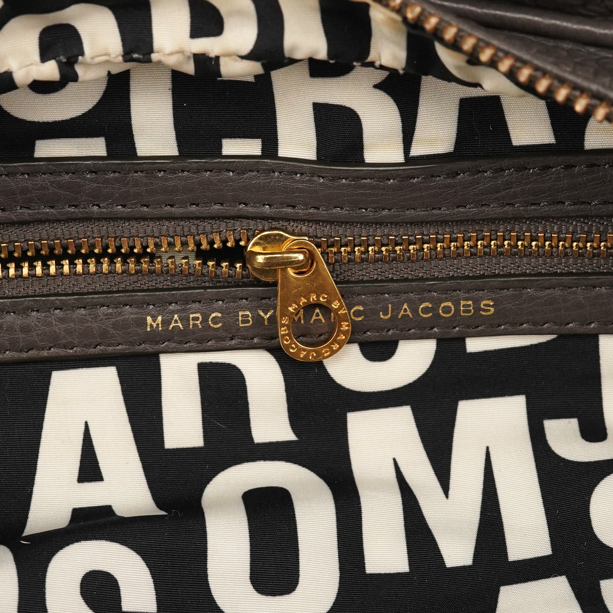 Marc by Marc Jacobs Bolso Classic Q Baby Groovee de piel gris