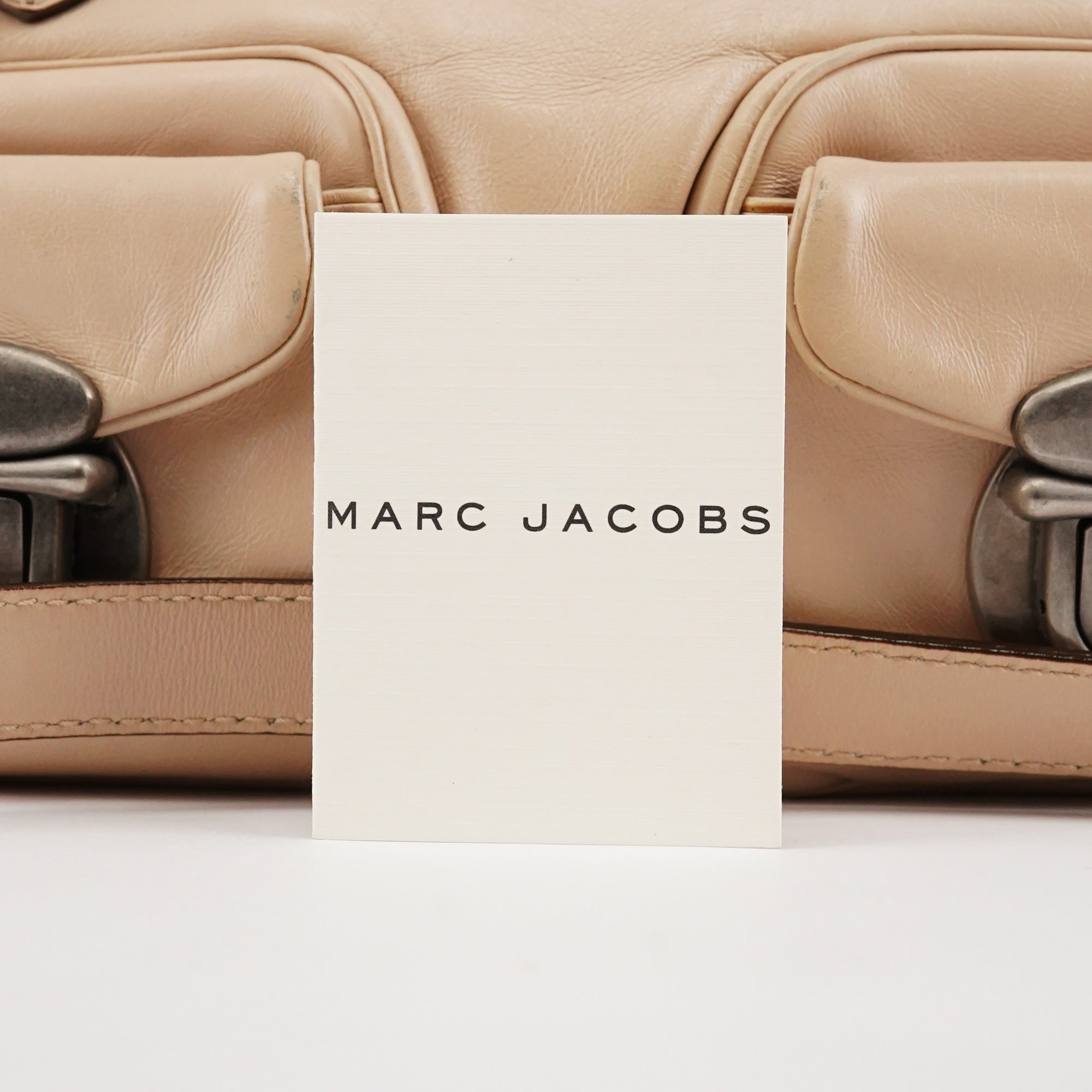 Marc Jacobs 2-Way Tasche mit Turnlock aus Leder in Beige